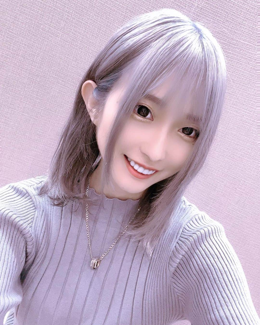 若月まりあ（若月瑪麗亞）さんのインスタグラム写真 - (若月まりあ（若月瑪麗亞）Instagram)「イメチェンしました✨！ パープルぽいけどここから シルバーにして念願の色に…❤️  暗い髪好きだった方すいません🙇 髪の毛明るくなると何故か 心も明るくなれる❤️   美容仲間が本八幡に5/10 自店舗オープン！！！ 店舗名は『kk』（ケイ） ホットペッパーも掲載してるよ！ セット面は１面で完全プライベートサロン！ 私通います(^^)❤️皆様も是非っ！！！ 『若月まりあ』のインスタみてきました！ なんて行って来てくれるとと嬉しいな❤️  Let'sHappy LIFE！！！」5月16日 6時45分 - maliawakatsuki_official