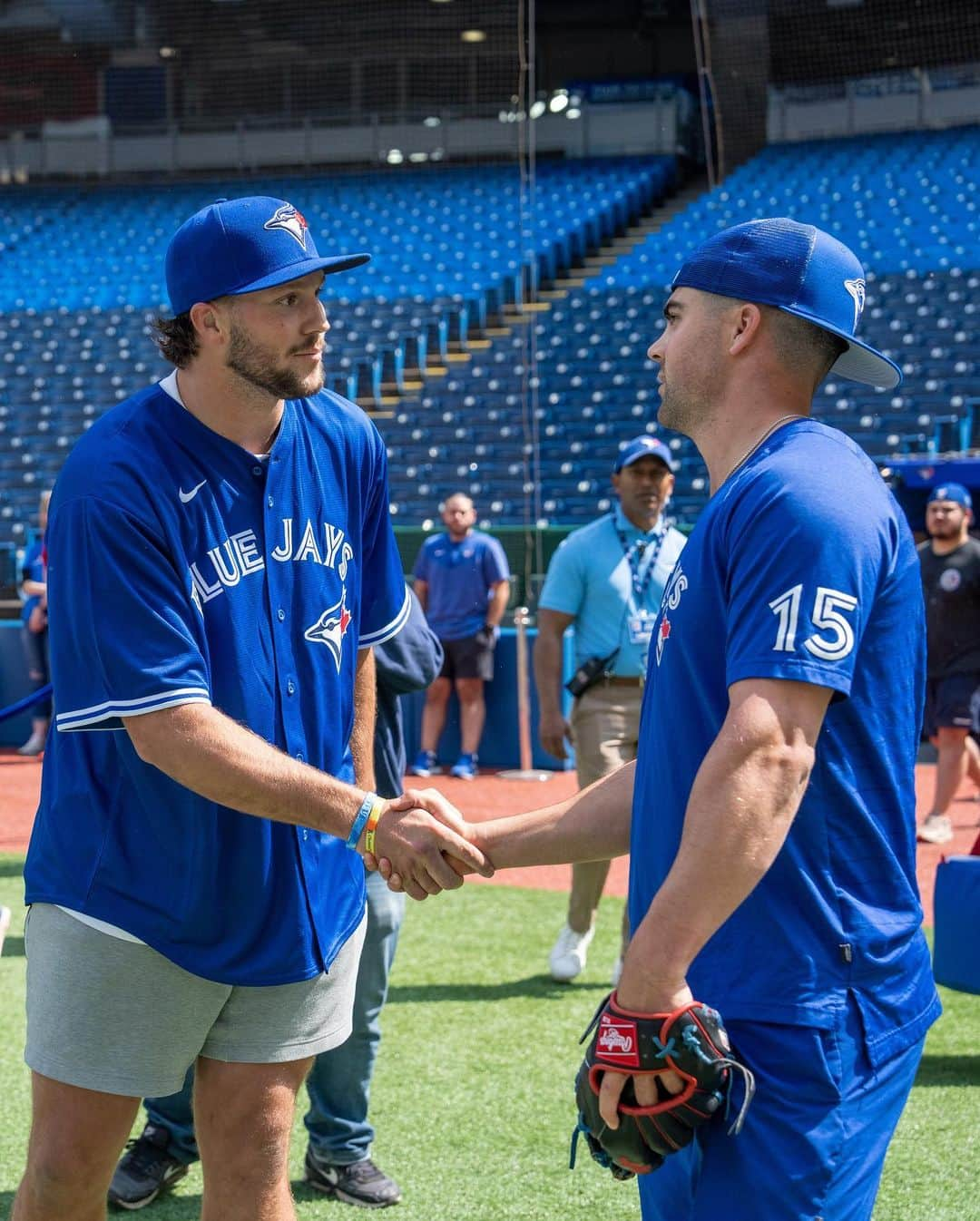 トロント・ブルージェイズさんのインスタグラム写真 - (トロント・ブルージェイズInstagram)「This collab makes us wanna SHOUT!  Welcome, Blue Jays Mafia 🇨🇦 #NextLevel」5月16日 6時50分 - bluejays