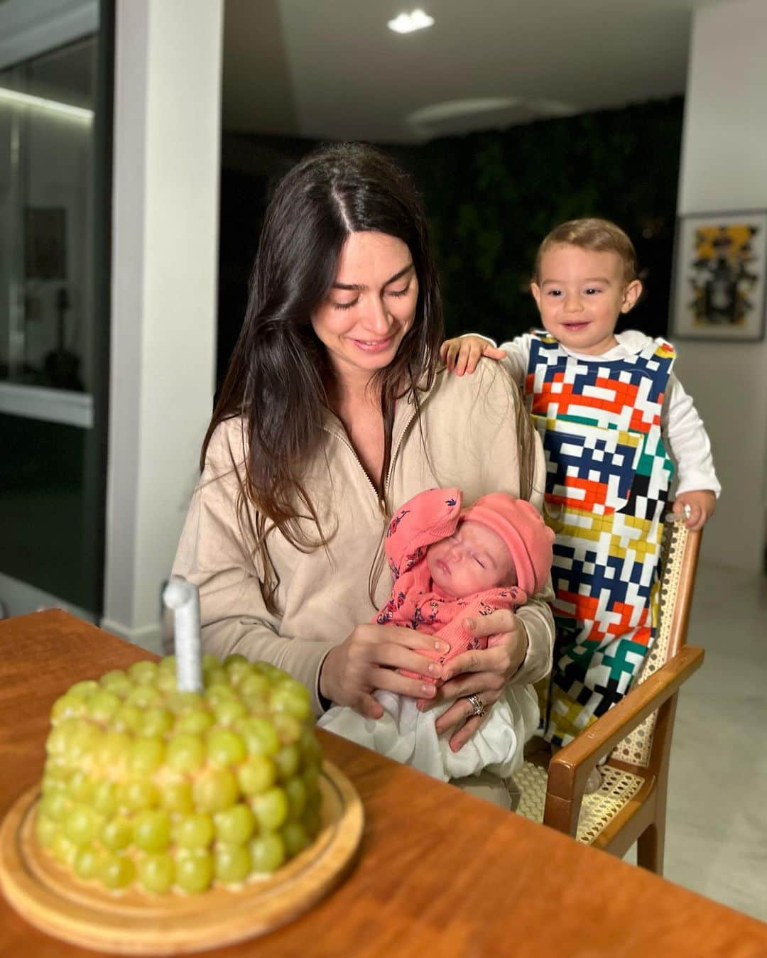 Thaila Ayalaさんのインスタグラム写真 - (Thaila AyalaInstagram)「1 mês de Tereza e teve mais um experimento que não deu muito certo mas saiu um bolinho desmoronando porém  cheio de amor da mamãe aqui!」5月16日 7時08分 - thailaayala