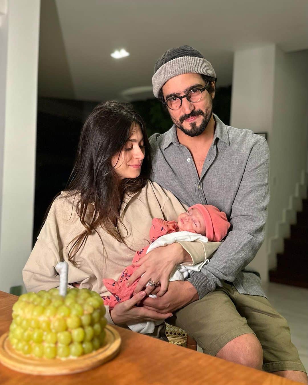 Thaila Ayalaのインスタグラム：「1 mês de Tereza e teve mais um experimento que não deu muito certo mas saiu um bolinho desmoronando porém  cheio de amor da mamãe aqui!」