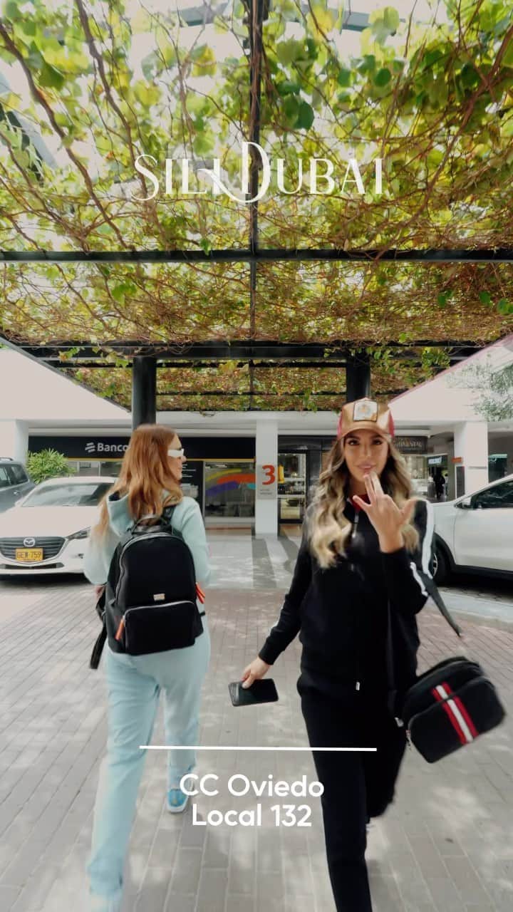 サンドラ・バレンシアのインスタグラム：「¡Descubre la moda de lujo en Medellín! Visítanos en nuestra tienda ubicada en el centro comercial Oviedo - Local 132 🔥 Ven y encuentra las últimas tendencias - Te esperamos.   #monastery #guccieyewear #pradaeyewear #balr #silidubai」