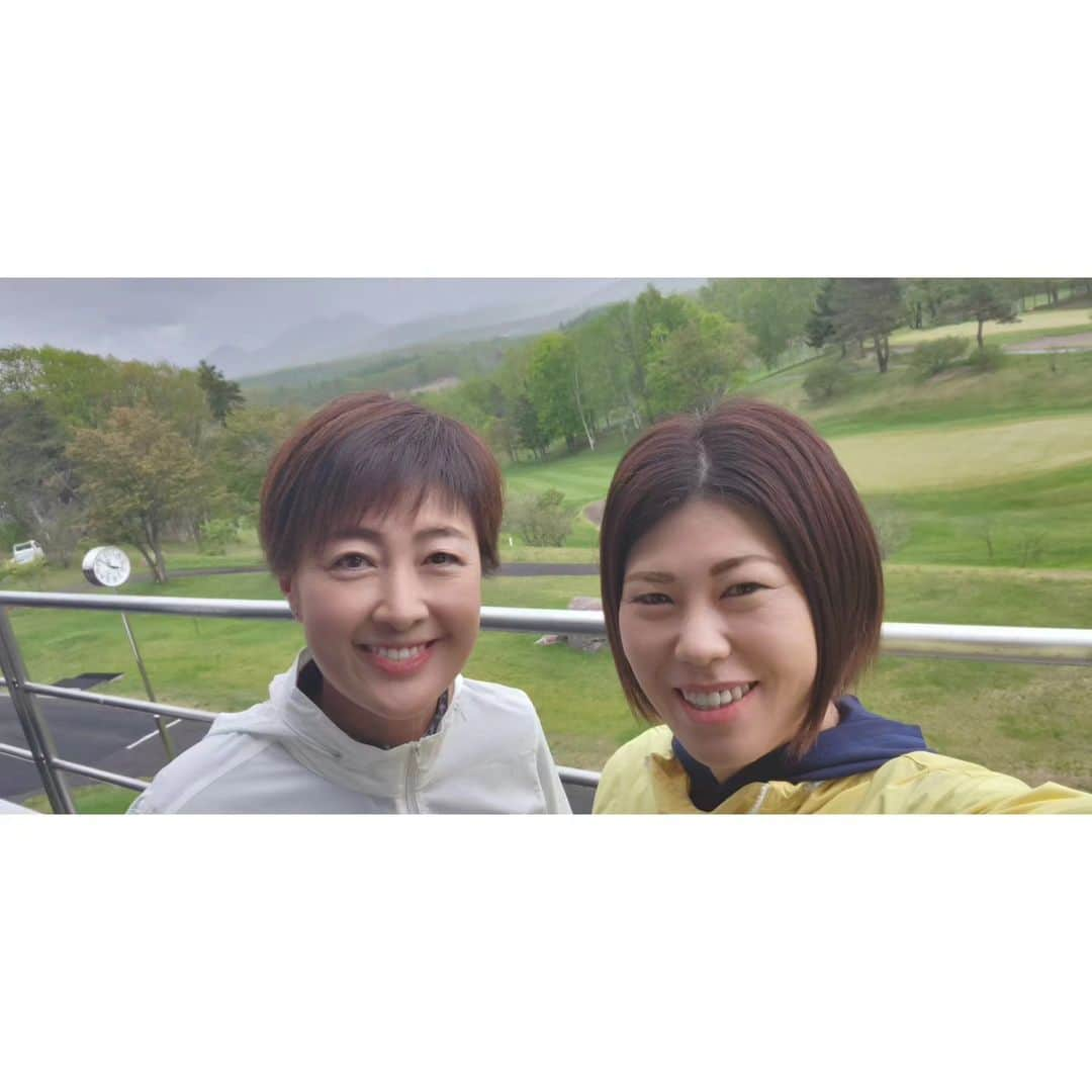 竹末裕美さんのインスタグラム写真 - (竹末裕美Instagram)「昨日は、札幌ゴルフクラブ駒丘コース⛳ 雨、風強かった😅 無事、ニアピン対決終わって良かった！  空港でジンギスカン😋 そして、仙台に移動して牛タン食べました！  #北海道#ゴルフ#ゴルファー#女子プロゴルファー#プロゴルファー#北海道#プロアマ#ニアピン対決#札幌ゴルフクラブ駒丘コース #雨#風#ロサーセン#ウェア」5月16日 7時13分 - hiromitakesue