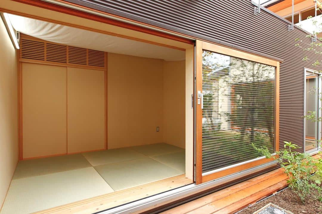 ハゼモト建設株式会社のインスタグラム：「和室には日本の気候に適した湿度の調整機能や、イグサの繊維による断熱性や保温性があります。 夏は涼しく、冬は暖かく過ごすことができますね。  プロフィールのHPから厳選間取りプラン＆施工事例をご紹介中です♪ @hazemoto_kensetsu   ＊＊＊＊＊＊＊＊＊＊＊＊＊＊ 快適で健康的、家計にもやさしい。 住まいとしての「当たり前」を体感していただけるのがハゼモト建設の家づくりです。 『価格と性能を両方まじめに考える工務店』-ハゼモト建設株式会社は高性能で低価格が標準品質-  北九州市小倉北区片野4-12-10 電話番号 093-931-0521 家づくり相談会、モデルハウス見学会を実施中です。 ＊＊＊＊＊＊＊＊＊＊＊＊＊＊  #北九州注文住宅 #北九州新築 #北九州工務店 #注文住宅北九州 #新築北九州 #工務店北九州 #リフォーム北九州 #リノベーション北九州 #福岡子育て #土地探し北九州 #ローコスト住宅北九州 #現場見学会北九州 #シンプルな暮らし #モデルハウス北九州 #マイホーム準備 #ZEH北九州 #ハゼモト建設 #マイホーム準備 #高断熱住宅北九州 #木造住宅北九州 #子育て北九州 #施工事例北九州 #快適な暮らし #長期優良住宅北九州 #家づくり北九州 #一戸建て北九州 #ハウスメーカー北九州 #北九州市 #ハゼモト建設株式会社」