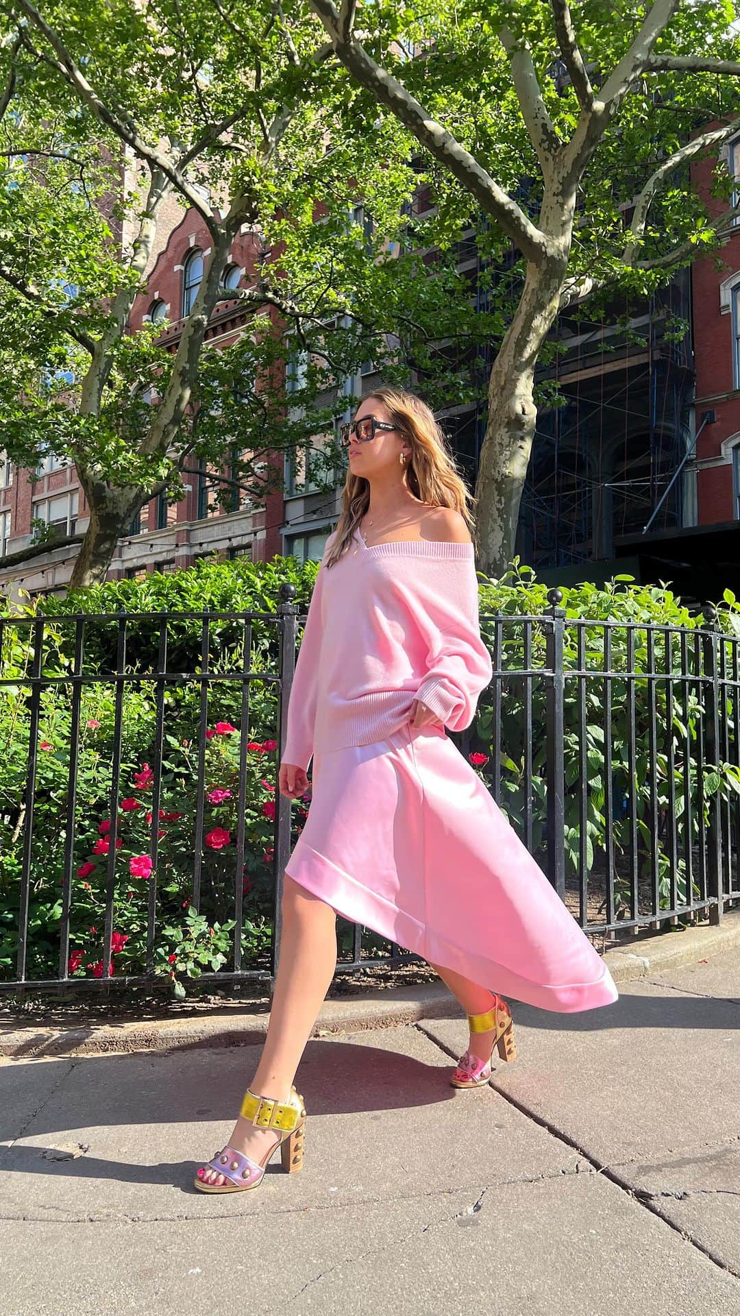 シンシア ローリーのインスタグラム：「It’s giving Carrie Bradshaw  • • •  Check out New Arrivals for Spring !! 🌸🌸」