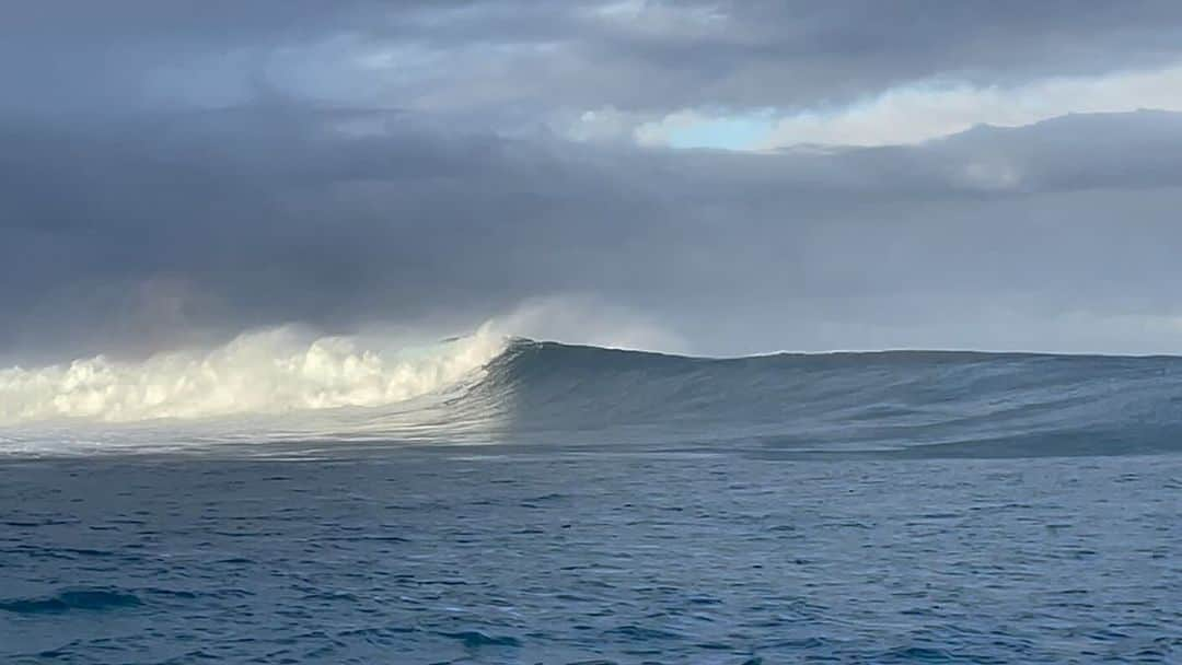 チャド・ロウのインスタグラム：「20ft #Cloudbreak doing it’s thing! So incredible to witness the beauty and power! @tavaruaislandresort」