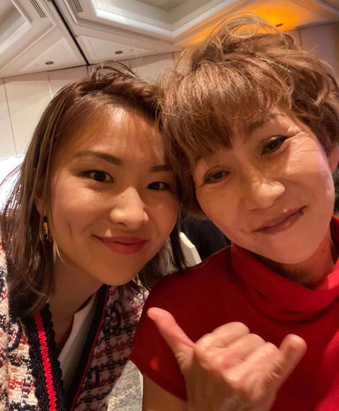 エビアン・クーのインスタグラム：「Happy Mother’s Day 💗 When our store used to open until midnight I’ve NEVER heard you complaining about work - you are the hardest working person I know. I can go on and on about you. You are so special!!! I am so lucky to be born and have you as my mother. I am who I am today because of you. 我愛你💛   ママは仕事に関して一切文句聞いたことない 夜中に帰ってきてもいつも元気だよね 皆んなにも本当に優しいし。 いつも見習ってます。 今日の私がいるのはママのおかげです。 いつもありがとう ハッピー母の日🌺」