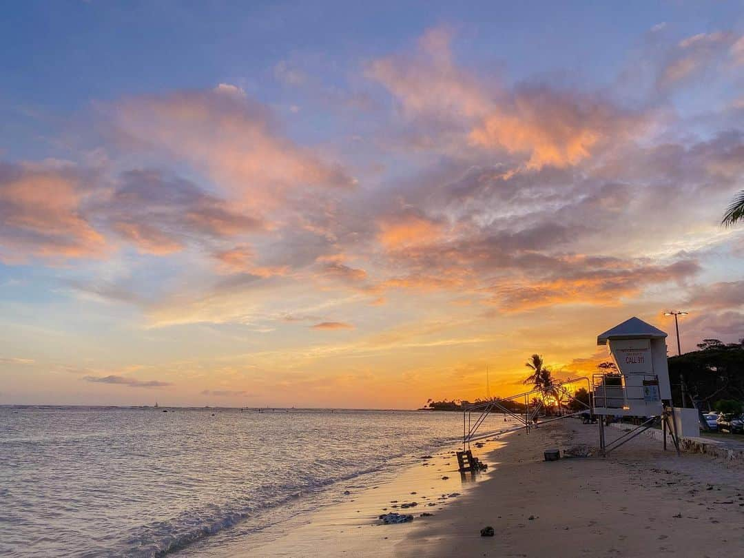 Aloha Street アロハストリートさんのインスタグラム写真 - (Aloha Street アロハストリートInstagram)「アラモアナビーチパークのサンセット☀️  夕日が沈んでからのマジックアワーも美しくてお気に入り✨  ワイキキビーチが有名ですが、ワイキキから近いアラモアナビーチの方が比較的空いていてのんびりできるのでおすすめです🏖  (アカネ)  #アロハストリート #alohastreet  #アラモアナ#alamoana #おさんぽ #散歩 #ビーチ #アラモアナビーチ #ハワイ旅行 #alamoanabeach #alamoanabeachpark #アラモアナビーチパー #ハワイ生活 #ハワイ好きな人と繋がりたい #ハワイ情報 #海のある生活 #海外生活 #海好きな人と繋がりたい #旅行好きな人と繋がりたい #旅行好き #hawaii #hawaiilife #honolulu #honoluluhawaii #hawaiistagram #oahulife #oahuhawaii #oahuphotography」5月16日 7時33分 - alohastreetcom_hawaii