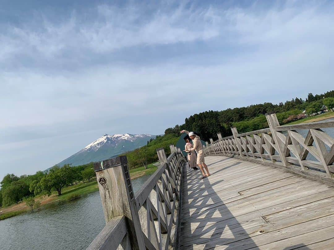 酒井法子さんのインスタグラム写真 - (酒井法子Instagram)「青森五所川原にて 軍鶏のヨシさんのライブに シークレットゲストでお邪魔して参りました🙇‍♀️ 青森といえば行ってみたかった。。 遮光器土偶のしゃこちゃんの駅。。 なんと五所川原から一駅の場所にあると分かり 観光させて頂きました！🤣 巨大だ。。マンモス土偶。 次の日の朝、本番当日。 青森は、そもそも創造性や心身の健やかさを サポートしてくれる土地らしく(素晴らしい💜) その上、「津軽富士見湖パーク(鶴の舞橋)」では 縄文の時代から続く岩木山エナジーのGP(グランドポイント)をがっつり吸収しながら、健康、富、財産、お金の地面力まで味方につくと言うのです💰 行くしかない。🏃‍♀️🏃‍♀️🏃‍♀️ ヨシさんを始めライブ関係者の方々も お付き合いくださりみんなで早朝から 温泉にも浸かり身を清め、GPにて瞑想。 素晴らしく整って、本番を迎えさせて頂きました！ 青森の美味しい土地のお食事もたっぷり頂き ヨシさんとは、最高のステージをご一緒させて頂き あー楽しかった。笑。 いつも有難う御座います。ヨシさん最高。 ヨッシャー！！ #BEERFIGHT #軍鶏 #青森 #コソ練半端なくしたあの日 #UFOに命懸け #ヨシさん汗だくでした #努力は裏切らない #ファスティングもした #酵素ファスティング #全ては最高のステージの為に #ヨッシャー #みんなやるまで終わらない件」5月15日 22時34分 - noriko_sakai_official