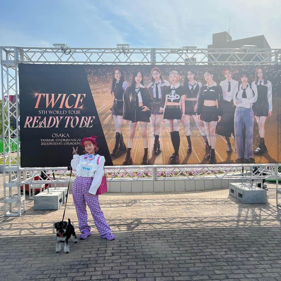 HANAのインスタグラム：「ℝ𝔼𝔸𝔻𝕐 𝕋𝕆 𝔹𝔼 🖤🩶  ☂️の中でのTWICEのパフォーマンスが かっこよすぎて雨ありがとうだった...😭♡  写真撮った日は前日で快晴すぎる🤣☀️」