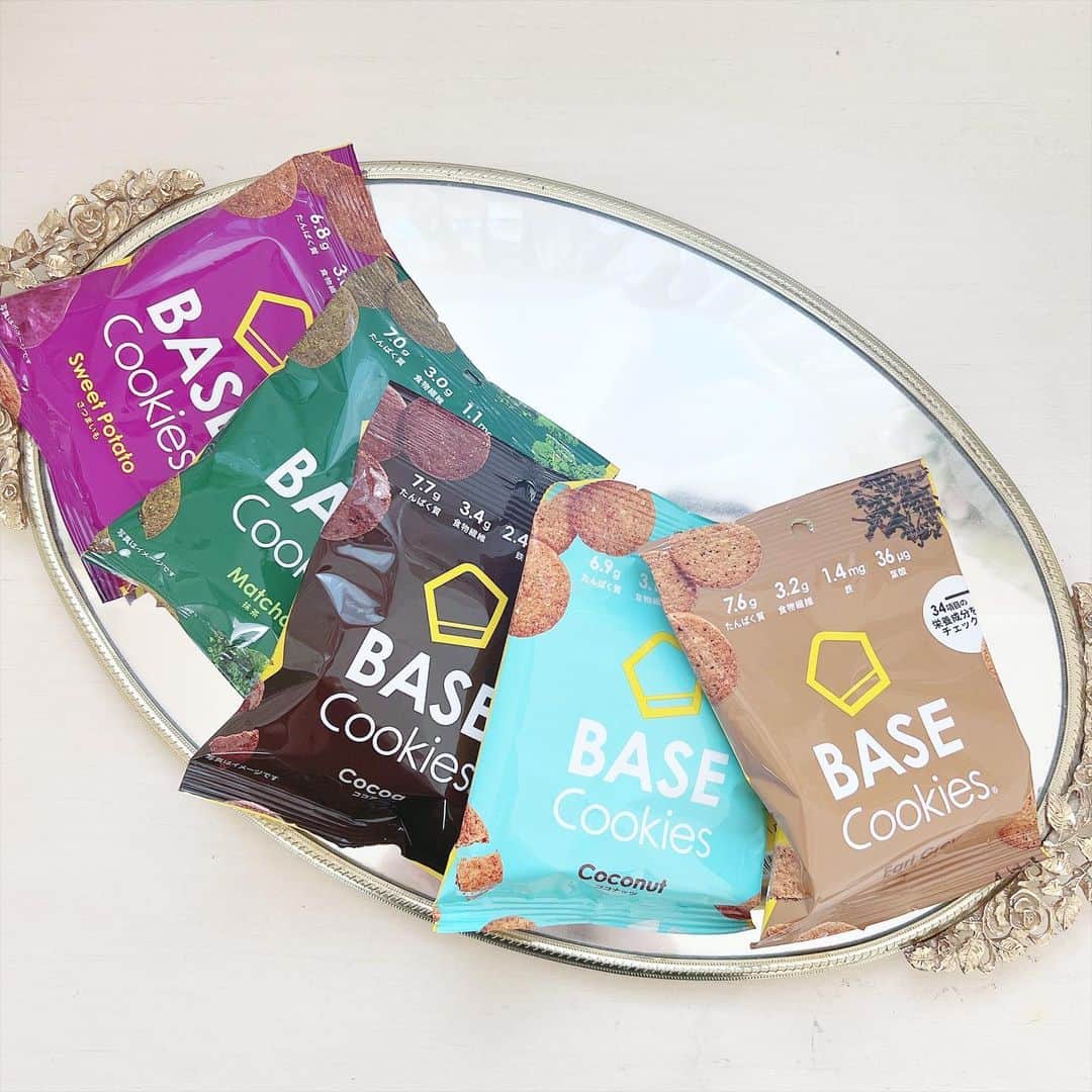 中島彩のインスタグラム：「今日のおやつ💕  @basefood_tokyo の #basecookies アールグレイ💓 ふわーっと香るアールグレイの香りと さくさく食感がお気に入り💕 何より栄養素晴らしい〜😍✨  からだに必要な栄養素がぎゅっとつまっているので、 罪悪感なく食べられるおやつ🤭  #basefoodlife #basefoodアンバサダー  #完全栄養食  #basefood #美容と健康  #ダイエット生活  #おやつ」