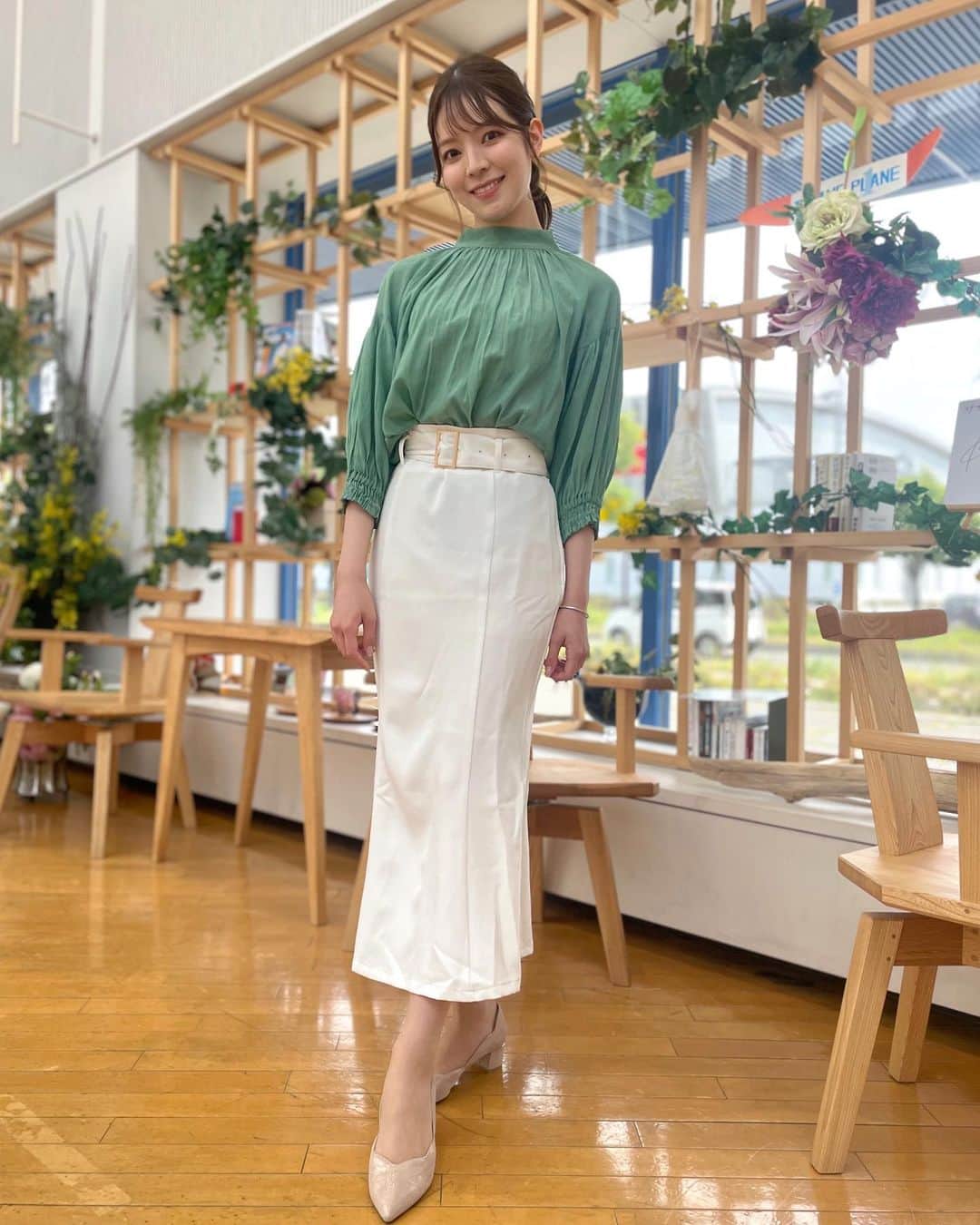 のインスタグラム：「🌵 前回のサタファン☺︎ 最近の土曜日は雨が多かったので、晴れて待望の日差し💚  スタジオのあるアトリウムは 毎週天気の様子がわかりやすいので 放送でもその違いをお届けできたらと☀️  そして今日から白枠やめてみます！ どうですかねぇ…🤔  #新緑の季節🌿#マーメイドスカートコーデ#rcawaii#ポニーテールアレンジ#ヘアアレンジロング#サタデーファンキーズ#サタファン#いわて#めんこいテレビ#三宅絹紗」