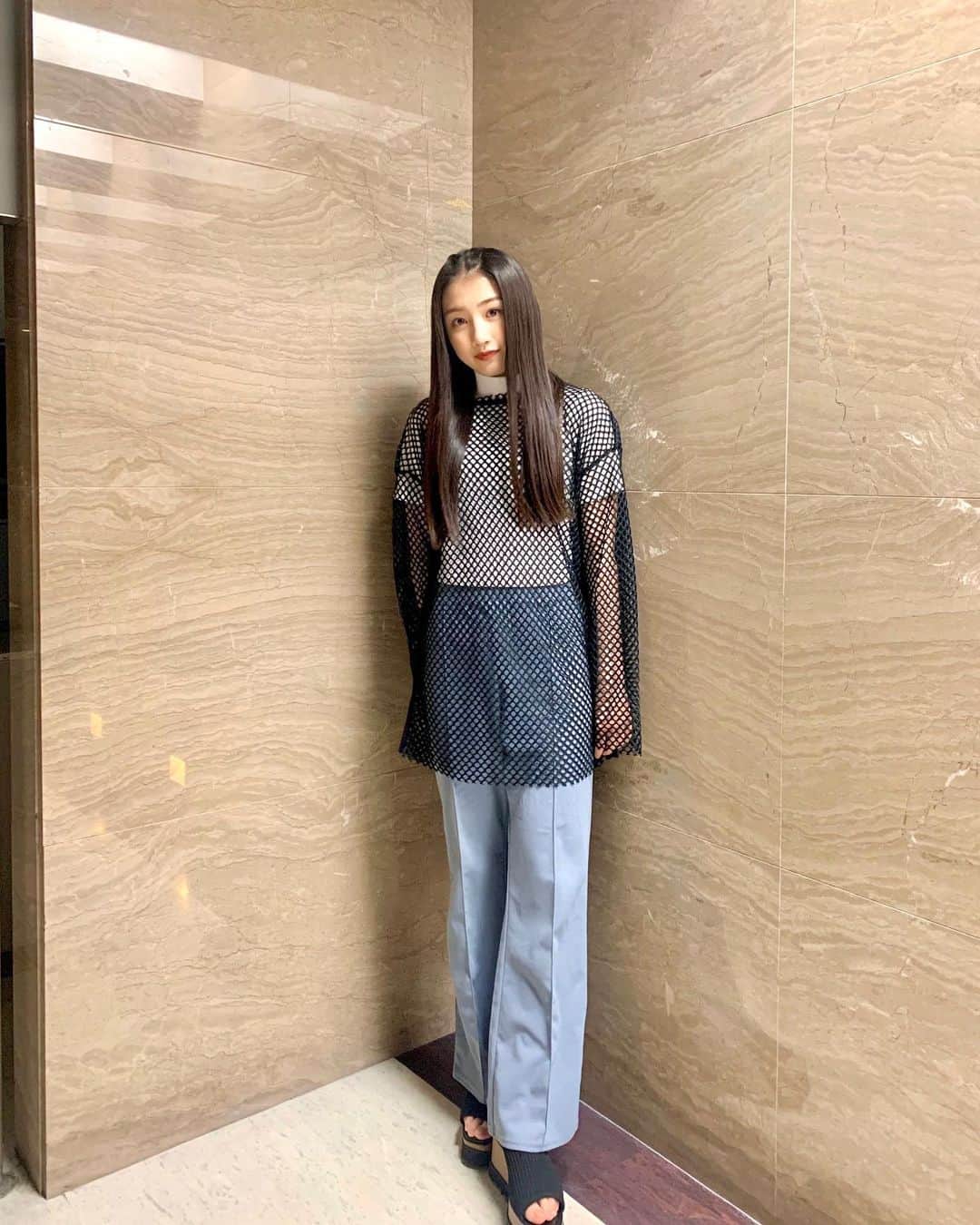 塩月希依音のインスタグラム：「初めてのブルーパンツ🫐🦋💙  本当はクロップド丈のキャミソールとかに合わせたいけれどまだ寒いから我慢、、  #code#コーデ#fashion #ファッション#あみあみ#メッシュ#メッシュトップス#カラーパンツ#パンツ#パンツコーデ #ブルー#blue #jk#ljk #05#05년생 #05line」