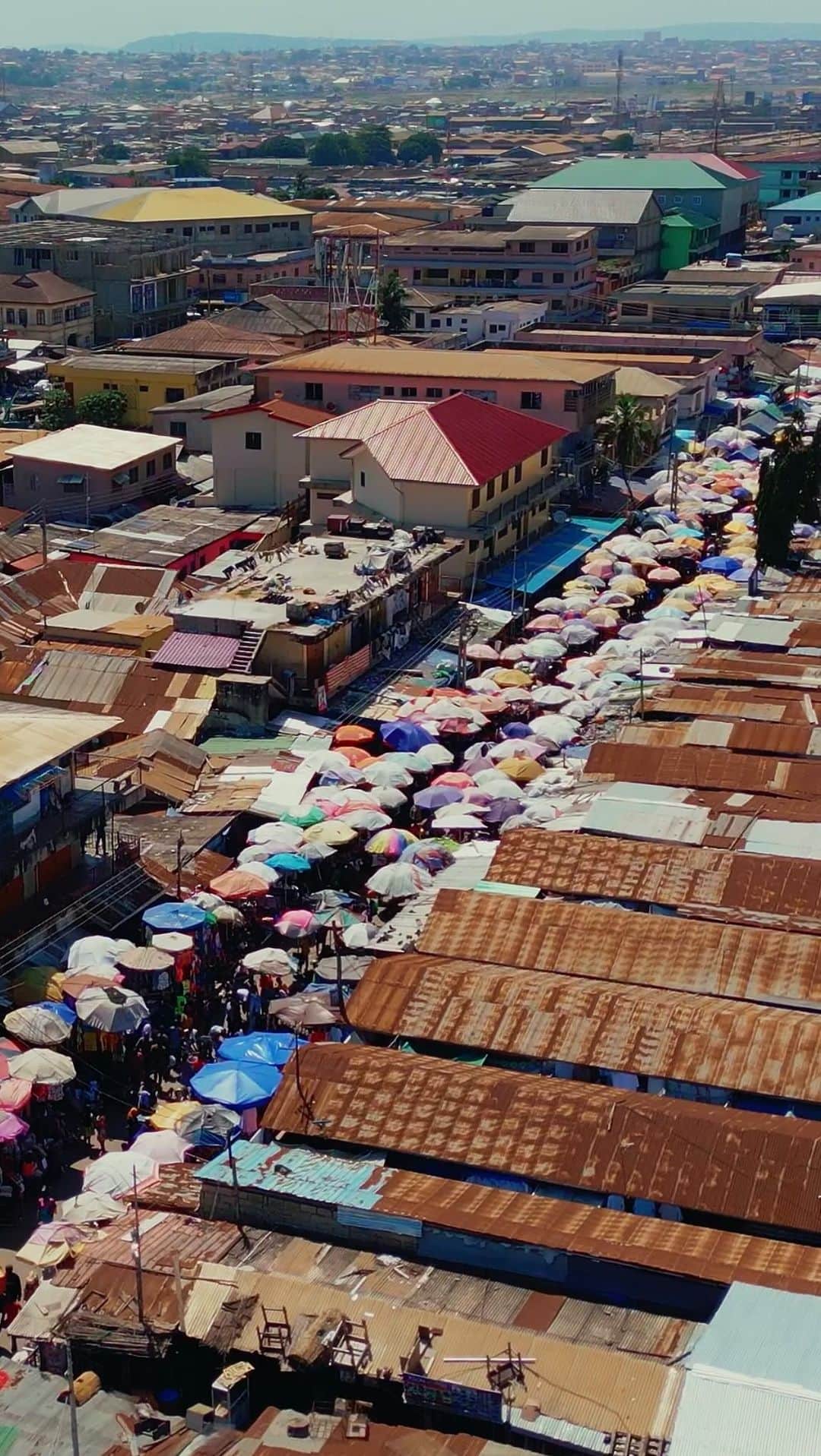 Lonely Planetのインスタグラム：「Here’s a lil hint: 💥 welcoming, kind energy 💥 LOVES a street market 💥 Jamestown is the city’s oldest neighborhood 💥 chatty local venders  Drop your guess in the comments! Good luck, travelers 🫡」