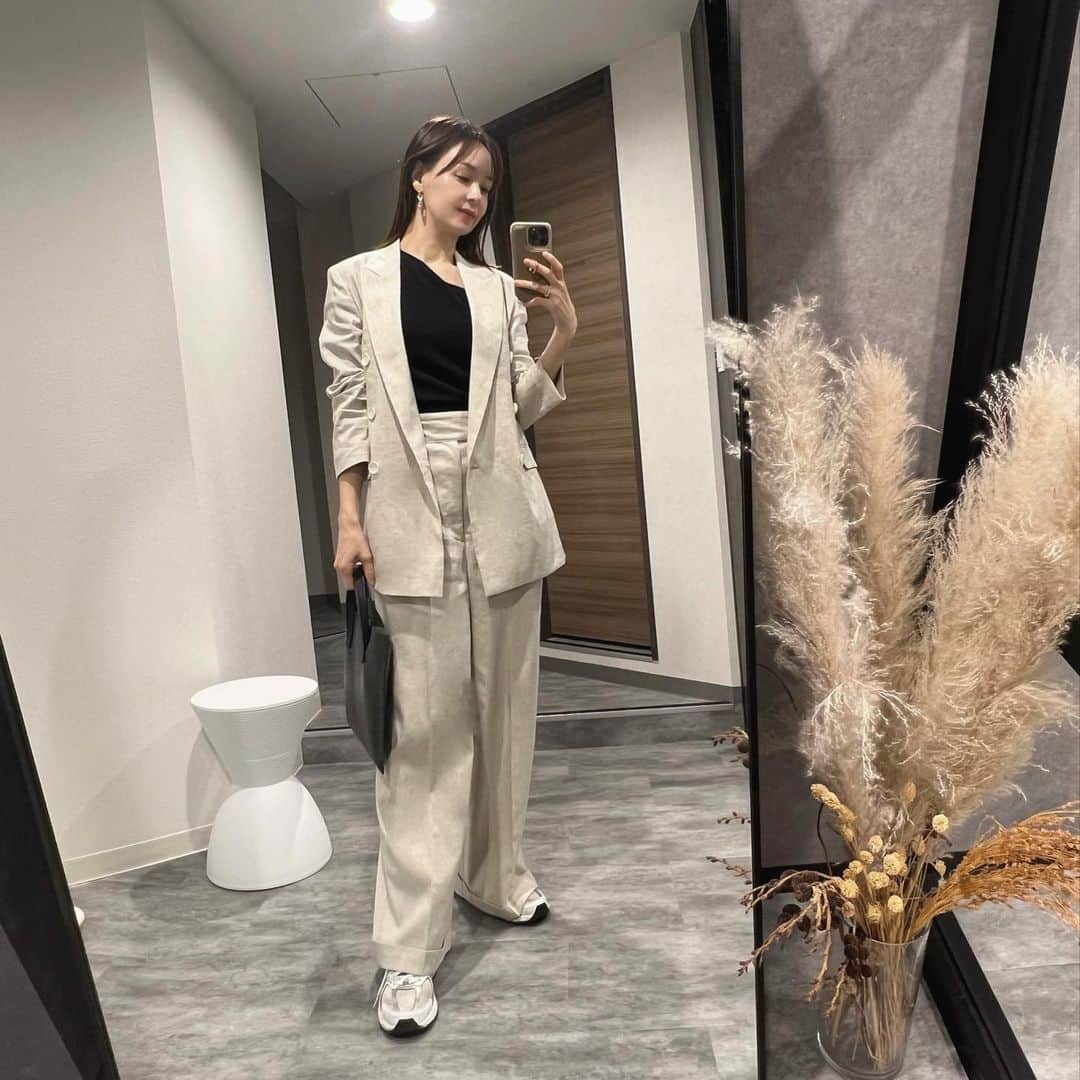 乙黒えりのインスタグラム：「暑いんだか寒いんだかわかんなくて季節の変わり目って体調管理難しいよね🧥 今週は美容イベントも多いのでアクティブに頑張る〜✴︎  いつかのコーデ @uncrave_official  #セットアップ #リネンジャケット   #PCバッグ　は#shein購入品  #ママコーデ#ママファッション#オフィスコーデ #nb530」