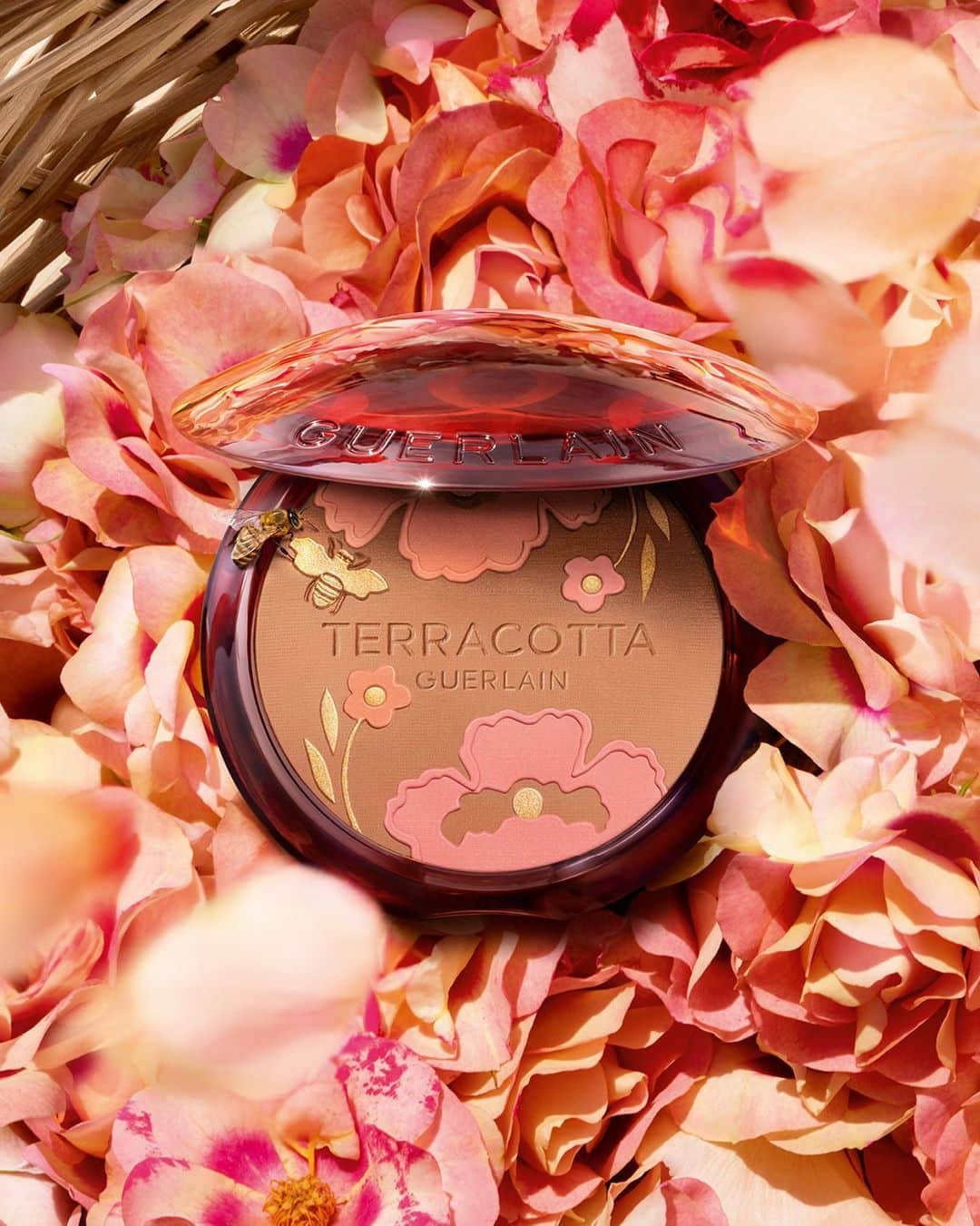 ゲランさんのインスタグラム写真 - (ゲランInstagram)「The promise of a sunkissed complexion, blushed with wildflower petals.​  The iconic healthy glow powder returns in an exquisite new limited edition for spring, designed by artist and painter Laura Gulshani.​  Discover Terracotta Flower Blossom Bronzing Powder at guerlain.com.​  #Guerlain #BeeGarden #Terracotta」5月15日 22時50分 - guerlain