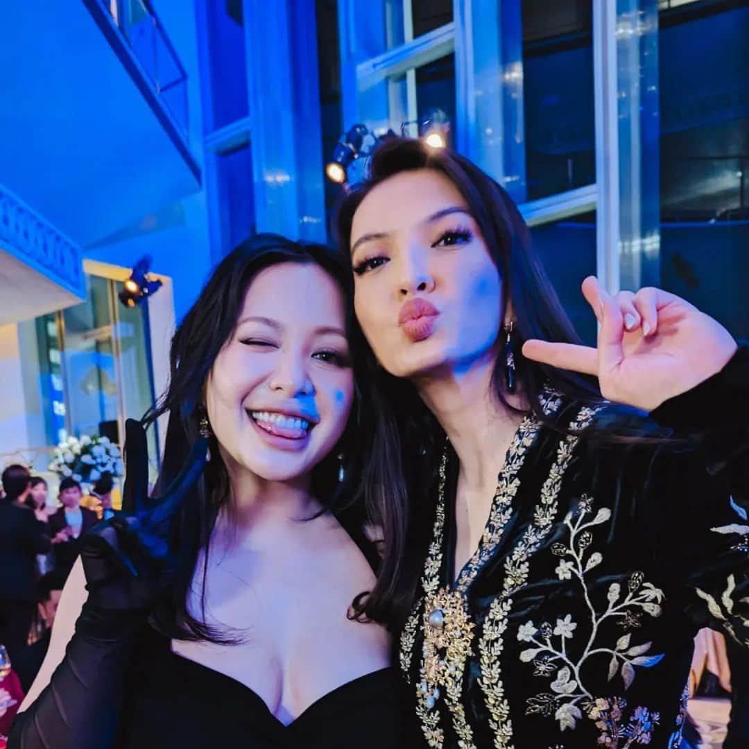 ラライン・シャーさんのインスタグラム写真 - (ラライン・シャーInstagram)「Reliving last Saturday night at the #goldgala in Los Angeles. What a spectacular evening by @goldhouseco where the AAPI community in all its diversity celebrate and honor the impactful individuals that are leaders and icons in their respective fields.  Thank you @bingchen for including me in the joyous celebration! Your hardwork and dedication to be the force of change for community is beyond inspiring. It was my first #goldgala and what a privilege to be able to celebrate with new and familiar faces. #goldgala #aapi #indonesia #batik #kebaya #aapi #asianunity #unityindiversity #goldhouse」5月15日 22時50分 - ralineshah