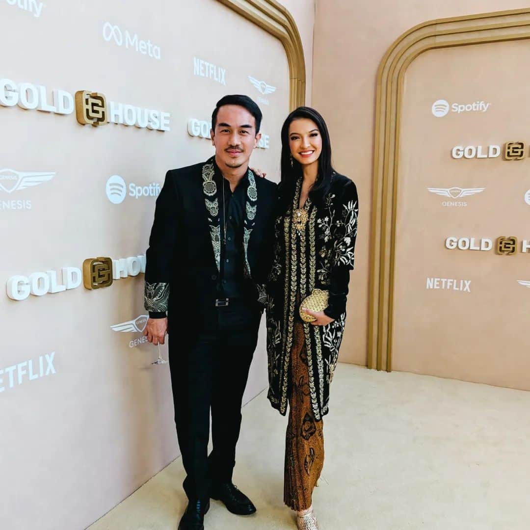 ラライン・シャーのインスタグラム：「Reliving last Saturday night at the #goldgala in Los Angeles. What a spectacular evening by @goldhouseco where the AAPI community in all its diversity celebrate and honor the impactful individuals that are leaders and icons in their respective fields.  Thank you @bingchen for including me in the joyous celebration! Your hardwork and dedication to be the force of change for community is beyond inspiring. It was my first #goldgala and what a privilege to be able to celebrate with new and familiar faces. #goldgala #aapi #indonesia #batik #kebaya #aapi #asianunity #unityindiversity #goldhouse」