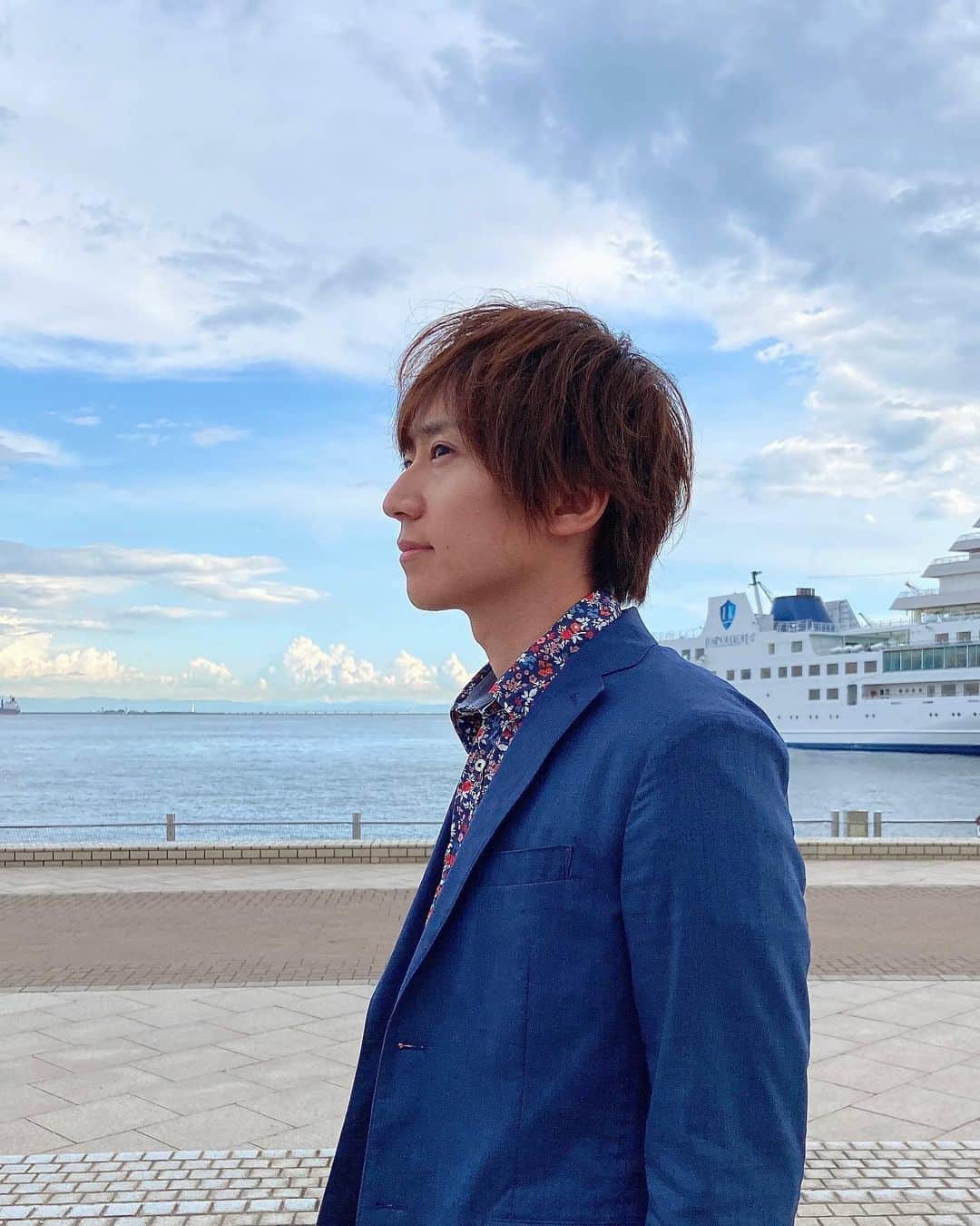 関義哉のインスタグラム：「撮影でした！  やはり神戸は素敵な街でした。  髪伸びたな〜  #関義哉 #神戸港  #こうべ  #メリケンパーク  #ハーバーランド  #神戸好き #神戸観光」