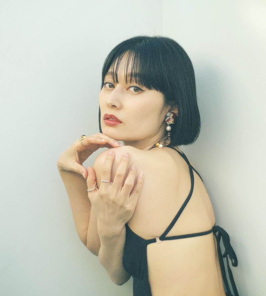 佐藤乃莉のインスタグラム：「ママにラインすると必ず最新の 天気予報教えてくれるから☀️ テレビつけるより先に連絡しがちw  #love#pic#背中#イヤリング」