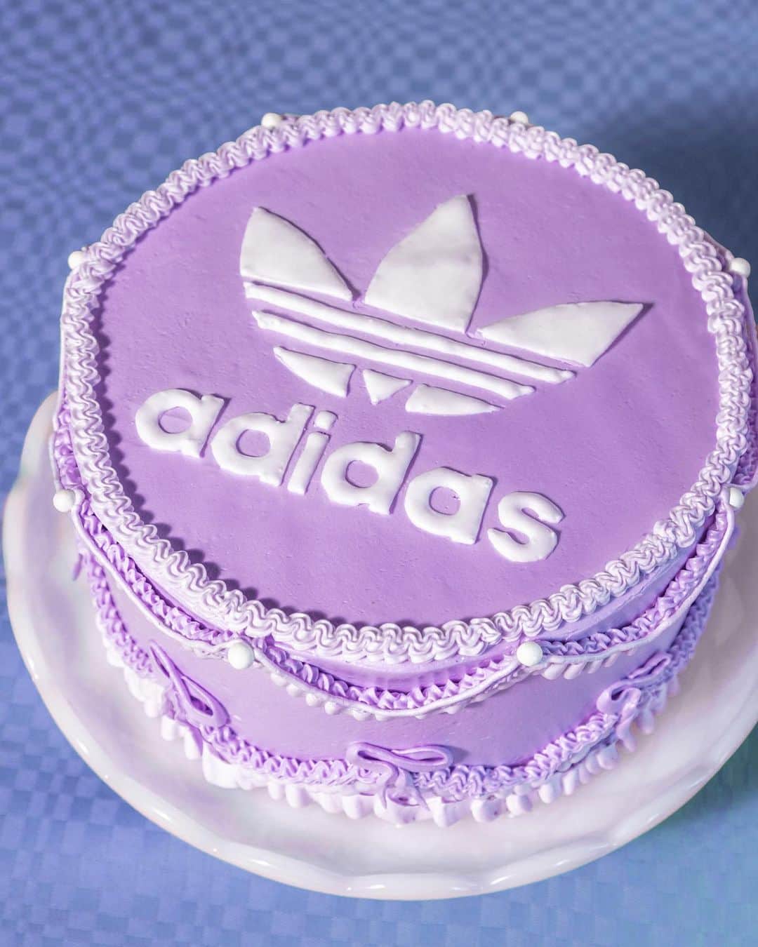 adidas Womenのインスタグラム：「Well, as Marie Antoinette famously said... 🍰  70's inspired cake with trefoil icing transfer by the incredible Violet Bakehouse.」