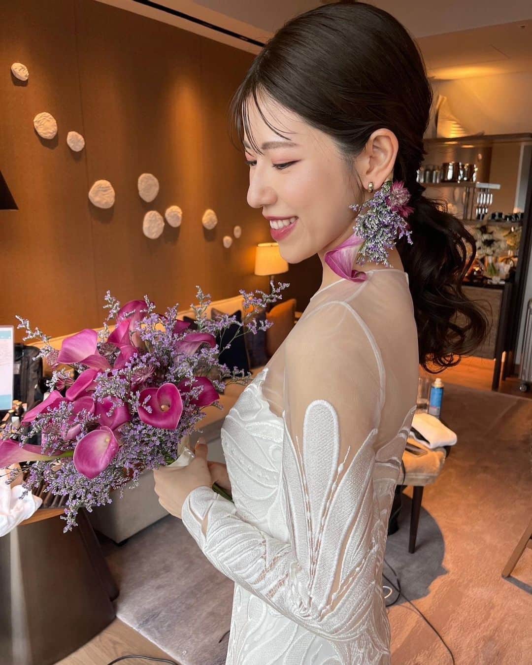 野口忍 hair make upさんのインスタグラム写真 - (野口忍 hair make upInstagram)「フラワーイヤーカフ とても素敵でした☺️  メンテナンス〜ヘアメイク トータルでサポート させて頂きました💇‍♀️  今回はしっかりめに 色味を足してお洒落感を！ 顔まわりのデザインも こだわりました✨  洗練メイクも本当にステキ♪  本当におめでとうございました🙌  私もフレグランス買います！  @atren.deu.wedding @atren.deu.salon 💄@yuno.hairmake @shih__o @kokikodama @takaaki_orihara @mirrormirror_jp @number5_n5  ブライダルメンテナンスはこちら @atren.deu.salon　 セルフ前撮りはこちら @atren.deu.wedding 新郎様メンテナンスはこちら @atren_deu_homme  ･･─･･─･･─･･─･･─･ #ブライダルメンテナンス #結婚式#前撮り#後撮り  ･･─･･─･･─･･─･･─･ ◽️ブライダルメンテナンス𝐌𝐄𝐍𝐔  ☑︎𝒃𝒓𝒊𝒅𝒂𝒍 𝒗𝒆𝒊𝒍 𝒄𝒐𝒍𝒐𝒓 　 透明感を出したい花嫁様は 【𝒃𝒓𝒊𝒅𝒂𝒍 𝒘 𝒄𝒐𝒍𝒐𝒓 】 透明感&立体感を出したい花嫁様は 【𝒃𝒓𝒊𝒅𝒂𝒍 𝒉𝒊𝒈𝒉𝒍𝒊𝒈𝒉𝒕 𝒄𝒐𝒍𝒐𝒓】  こちらで予約お願い致します。 　 ☑︎𝒃𝒓𝒊𝒅𝒂𝒍 𝒄𝒖𝒕  華やかなポニーテール、ハーフアップ、上品で洗練されたダウンスタイルをご希望の花嫁様。 モダンでタキシードに合わせたフォーマル、スタイリッシュなメンズヘアご希望の新郎様。  ☑︎𝒃𝒓𝒊𝒅𝒂𝒍 𝒕𝒓𝒆𝒂𝒕𝒎𝒆𝒏𝒕 　 ・ブライダルトリートメント ・ブライダル髪質改善トリートメント  シャンプーのご購入はトップページより 　 ◽️サロンのご予約はこちらから @atren.deu.salon　 初めての方も是非一度ご相談下さい✨ ご予約大変埋まりやすいのでお早めにお願いします✨ 　  #花嫁美容#花嫁ヘアスタイル#結婚式#ブライダルヘアメイク#式場見学#二次会#ブーケ#お色直しヘア#外注ヘアメイク#持ち込みヘアメイク#ドレス迷子#プロポーズ#結婚指輪#パレス花嫁#アンダーズ花嫁」5月15日 23時07分 - shinobunbunmaru_atren_deu