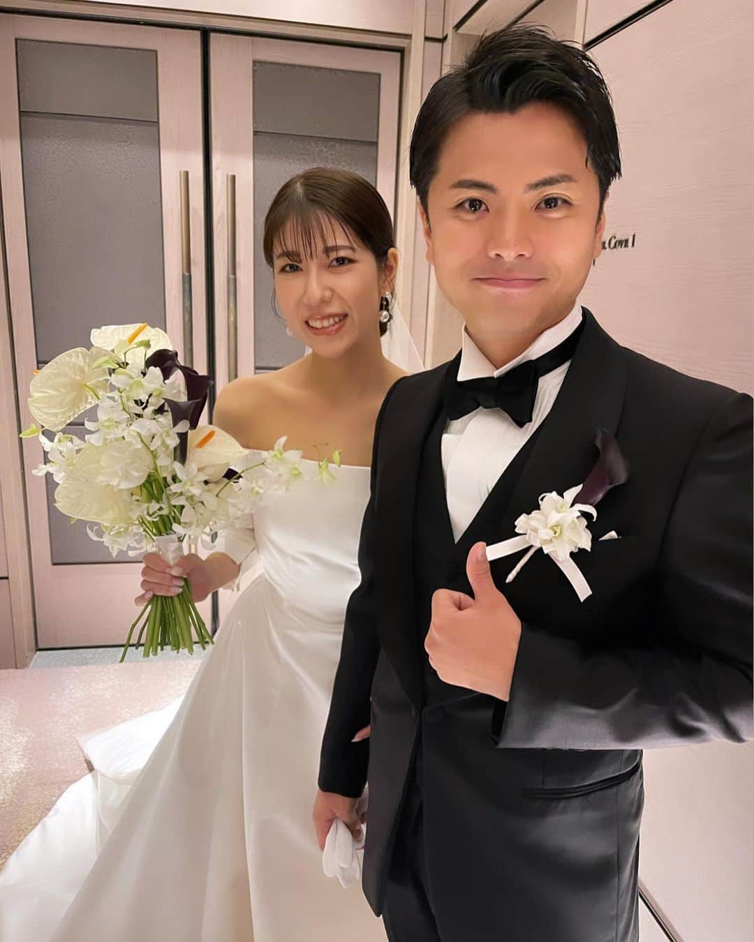 野口忍 hair make upさんのインスタグラム写真 - (野口忍 hair make upInstagram)「フラワーイヤーカフ とても素敵でした☺️  メンテナンス〜ヘアメイク トータルでサポート させて頂きました💇‍♀️  今回はしっかりめに 色味を足してお洒落感を！ 顔まわりのデザインも こだわりました✨  洗練メイクも本当にステキ♪  本当におめでとうございました🙌  私もフレグランス買います！  @atren.deu.wedding @atren.deu.salon 💄@yuno.hairmake @shih__o @kokikodama @takaaki_orihara @mirrormirror_jp @number5_n5  ブライダルメンテナンスはこちら @atren.deu.salon　 セルフ前撮りはこちら @atren.deu.wedding 新郎様メンテナンスはこちら @atren_deu_homme  ･･─･･─･･─･･─･･─･ #ブライダルメンテナンス #結婚式#前撮り#後撮り  ･･─･･─･･─･･─･･─･ ◽️ブライダルメンテナンス𝐌𝐄𝐍𝐔  ☑︎𝒃𝒓𝒊𝒅𝒂𝒍 𝒗𝒆𝒊𝒍 𝒄𝒐𝒍𝒐𝒓 　 透明感を出したい花嫁様は 【𝒃𝒓𝒊𝒅𝒂𝒍 𝒘 𝒄𝒐𝒍𝒐𝒓 】 透明感&立体感を出したい花嫁様は 【𝒃𝒓𝒊𝒅𝒂𝒍 𝒉𝒊𝒈𝒉𝒍𝒊𝒈𝒉𝒕 𝒄𝒐𝒍𝒐𝒓】  こちらで予約お願い致します。 　 ☑︎𝒃𝒓𝒊𝒅𝒂𝒍 𝒄𝒖𝒕  華やかなポニーテール、ハーフアップ、上品で洗練されたダウンスタイルをご希望の花嫁様。 モダンでタキシードに合わせたフォーマル、スタイリッシュなメンズヘアご希望の新郎様。  ☑︎𝒃𝒓𝒊𝒅𝒂𝒍 𝒕𝒓𝒆𝒂𝒕𝒎𝒆𝒏𝒕 　 ・ブライダルトリートメント ・ブライダル髪質改善トリートメント  シャンプーのご購入はトップページより 　 ◽️サロンのご予約はこちらから @atren.deu.salon　 初めての方も是非一度ご相談下さい✨ ご予約大変埋まりやすいのでお早めにお願いします✨ 　  #花嫁美容#花嫁ヘアスタイル#結婚式#ブライダルヘアメイク#式場見学#二次会#ブーケ#お色直しヘア#外注ヘアメイク#持ち込みヘアメイク#ドレス迷子#プロポーズ#結婚指輪#パレス花嫁#アンダーズ花嫁」5月15日 23時07分 - shinobunbunmaru_atren_deu