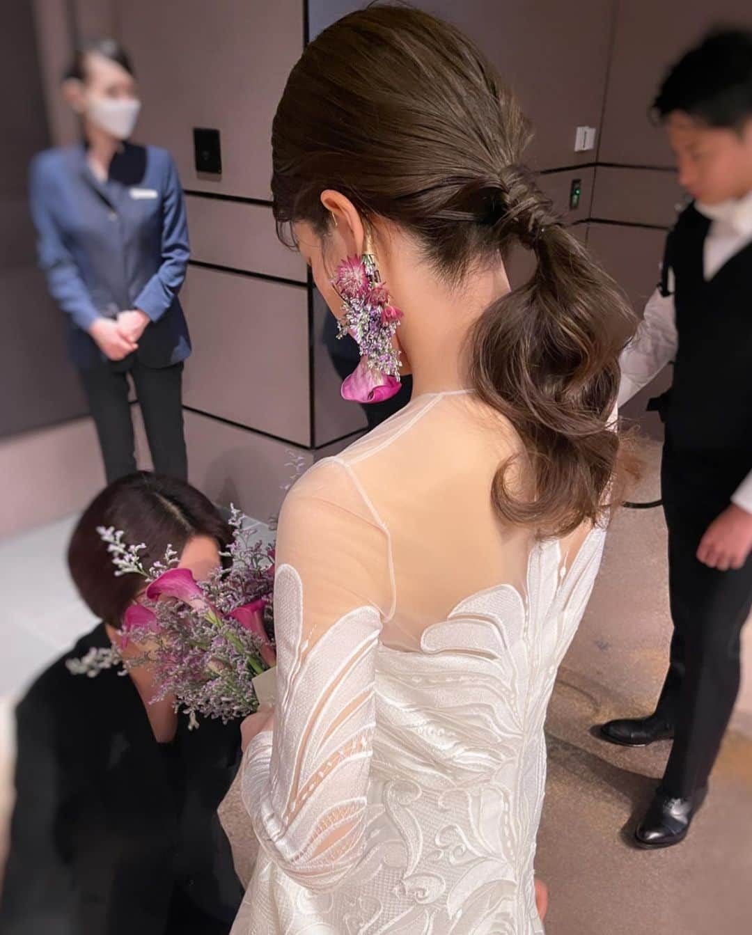野口忍 hair make upさんのインスタグラム写真 - (野口忍 hair make upInstagram)「フラワーイヤーカフ とても素敵でした☺️  メンテナンス〜ヘアメイク トータルでサポート させて頂きました💇‍♀️  今回はしっかりめに 色味を足してお洒落感を！ 顔まわりのデザインも こだわりました✨  洗練メイクも本当にステキ♪  本当におめでとうございました🙌  私もフレグランス買います！  @atren.deu.wedding @atren.deu.salon 💄@yuno.hairmake @shih__o @kokikodama @takaaki_orihara @mirrormirror_jp @number5_n5  ブライダルメンテナンスはこちら @atren.deu.salon　 セルフ前撮りはこちら @atren.deu.wedding 新郎様メンテナンスはこちら @atren_deu_homme  ･･─･･─･･─･･─･･─･ #ブライダルメンテナンス #結婚式#前撮り#後撮り  ･･─･･─･･─･･─･･─･ ◽️ブライダルメンテナンス𝐌𝐄𝐍𝐔  ☑︎𝒃𝒓𝒊𝒅𝒂𝒍 𝒗𝒆𝒊𝒍 𝒄𝒐𝒍𝒐𝒓 　 透明感を出したい花嫁様は 【𝒃𝒓𝒊𝒅𝒂𝒍 𝒘 𝒄𝒐𝒍𝒐𝒓 】 透明感&立体感を出したい花嫁様は 【𝒃𝒓𝒊𝒅𝒂𝒍 𝒉𝒊𝒈𝒉𝒍𝒊𝒈𝒉𝒕 𝒄𝒐𝒍𝒐𝒓】  こちらで予約お願い致します。 　 ☑︎𝒃𝒓𝒊𝒅𝒂𝒍 𝒄𝒖𝒕  華やかなポニーテール、ハーフアップ、上品で洗練されたダウンスタイルをご希望の花嫁様。 モダンでタキシードに合わせたフォーマル、スタイリッシュなメンズヘアご希望の新郎様。  ☑︎𝒃𝒓𝒊𝒅𝒂𝒍 𝒕𝒓𝒆𝒂𝒕𝒎𝒆𝒏𝒕 　 ・ブライダルトリートメント ・ブライダル髪質改善トリートメント  シャンプーのご購入はトップページより 　 ◽️サロンのご予約はこちらから @atren.deu.salon　 初めての方も是非一度ご相談下さい✨ ご予約大変埋まりやすいのでお早めにお願いします✨ 　  #花嫁美容#花嫁ヘアスタイル#結婚式#ブライダルヘアメイク#式場見学#二次会#ブーケ#お色直しヘア#外注ヘアメイク#持ち込みヘアメイク#ドレス迷子#プロポーズ#結婚指輪#パレス花嫁#アンダーズ花嫁」5月15日 23時07分 - shinobunbunmaru_atren_deu