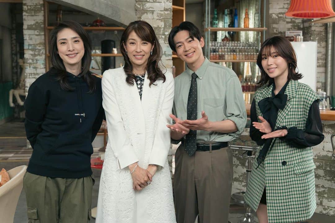 水野美紀のインスタグラム：「⠀ ドラマ「合理的にあり得ない」第5話 ご視聴ありがとうございました！ スカッとしていただけましたでしょうか？😆 見逃した方はTVerでぜひ！ ⠀ クランクアップの際に皆さんと写真を撮っていただきました📸 この先の展開も気になりますね！🧐 ⠀ #合理的にあり得ない #カンテレ #フジテレビ #天海祐希 さん #松下洸平 さん #白石聖 さん #水野美紀  ⠀ 【by staff】」
