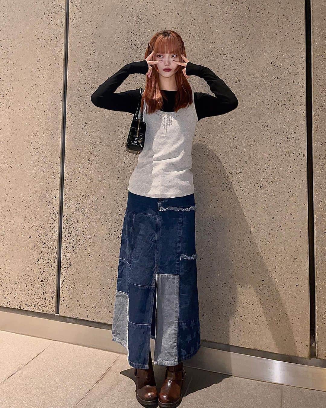 阿知波妃皇のインスタグラム：「母の日は思いを伝えましたか? 私は母の誕生日と母の日がとても近いので直接会って気持ちとプレゼントを渡そうと思っていたのですが、少し体調を壊して当日会えませんでした😿🥲なので電話でいつもありがとうとママの娘で良かったですと伝えました🤍健康になったのですぐ会いに行きます! 季節の変わり目は体も壊しやすいので皆さんも健康に過ごしてください! マリオも観れたりしていました🍄楽しくていっぱい笑ったなあ😹🥴この日のスカートとバッグとトップスは母のおさがりです👩‍🦰」