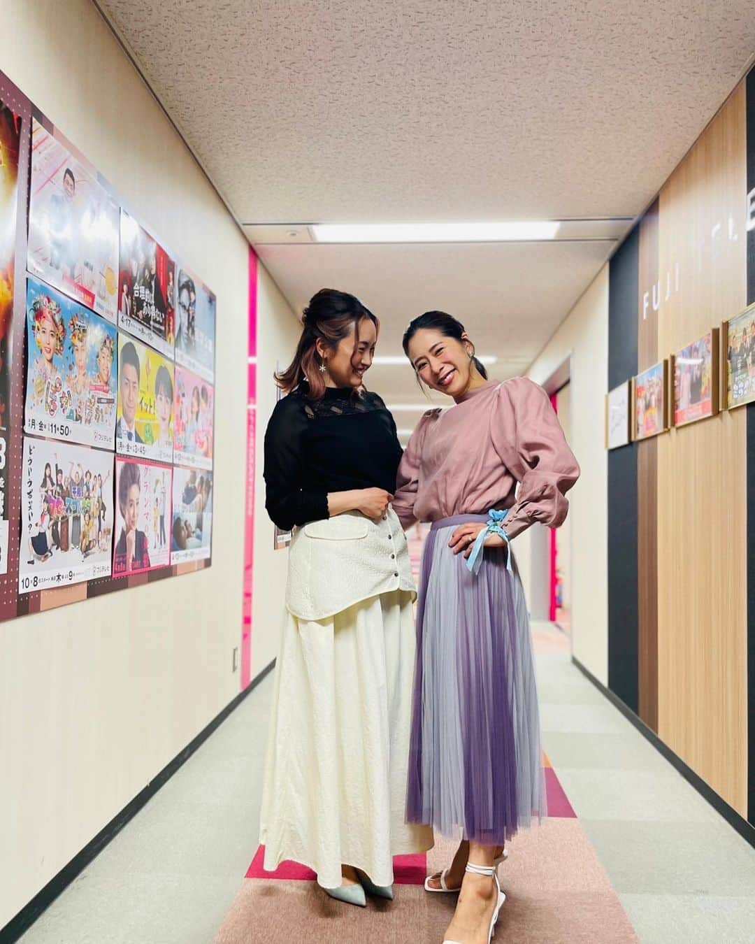 清澤恵美子のインスタグラム：「オールスター合唱バトルで着させて頂きましたお洋服です😉  @maimai.47 ちゃんと写真撮って楽しかったので2人の写真をpic❤️😄白黒のフォーマル普段着ないようなスカートを履かせて頂きました💛どうだったかな🤔😅  👚@cltbuy_fashion  🩳 @cawaii_official_  👠 @louboutinworld  #オールスター合唱バトル　 いつもフラットシューズしか履かない私の足は大変でした😂❤️ しかし楽しかった^ ^ そして私はエブリンさんのファンになりました🏀 めっちゃ歌上手い😍 @evelyn_mawuli エブリンさーん頑張れ〜！！！！」