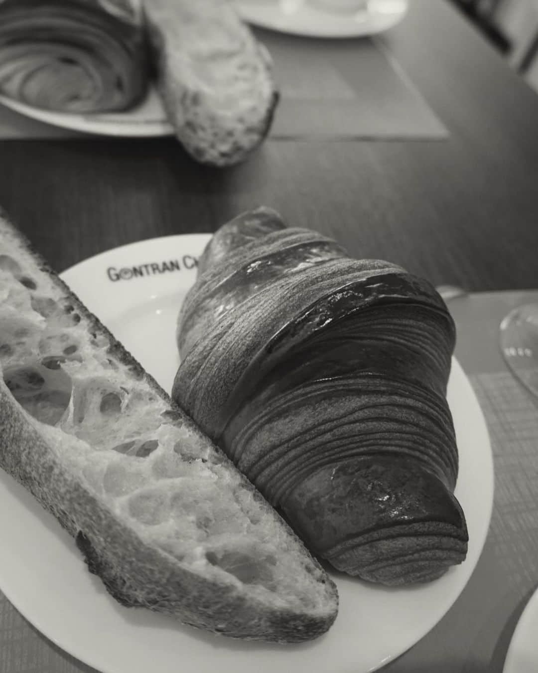 izu（出岡美咲）さんのインスタグラム写真 - (izu（出岡美咲）Instagram)「GONTRAN CHERRIE🥐  バターの香りにしあわせにしてもらった朝。 表参道 GONTRAN CHERRIE🥐 パリパリ系の、バター系。 たっぷりのラテも。  この日思った事は クロワッサンって、基本的にとっ散らかりますし、大きな口を開けますし 本当に心を許してる人としか食べられないって事。  photo by @megu_makeup_   #クロワッサンメモ #croissant #croissantlover #gontrancherrier #東京カフェ #カフェ活」5月15日 23時04分 - izu_stagram