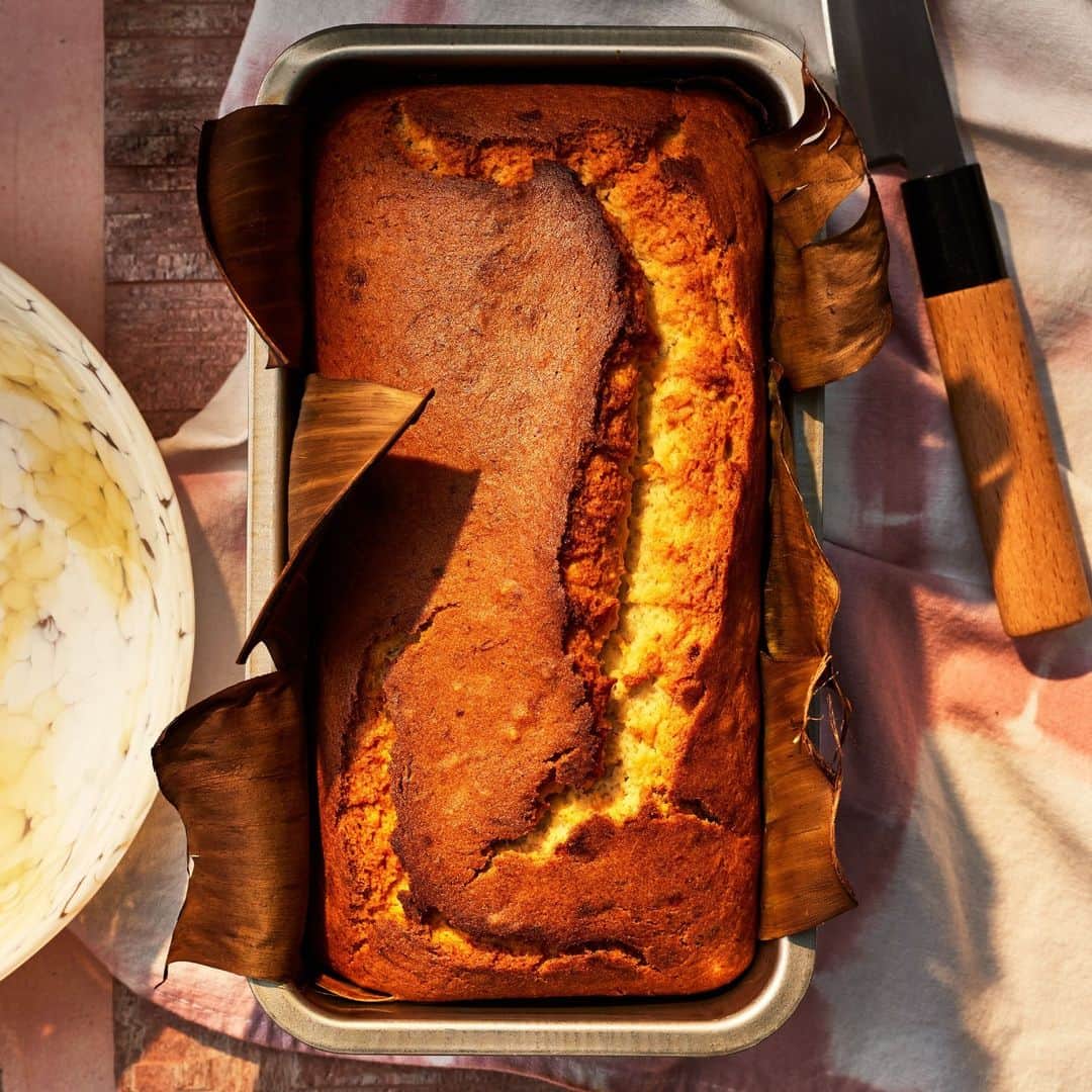 Food & Wineさんのインスタグラム写真 - (Food & WineInstagram)「Banana bread just got even better (yes! it is possible!). This recipe from @woldykusina merges bibingka, a Filipino dessert typically baked in a banana leaf, with American banana bread. The addition of sweet, glutinous rice flour gives the finished bread a deliciously chewy texture that will make this your new go-to banana bread recipe. Make your own batch of Bibingka Banana Bread at the link in bio!   📸: @protazio, 🥄: @margaretdickey, 🍽: @cdaley7」5月15日 23時06分 - foodandwine