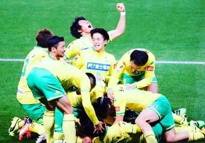 吉田眞紀人のインスタグラム：「... 今日はJリーグの日⚽️  小さい頃からサッカーに夢中になり、いつの日かJリーガーになることが"夢"になっていました！  12年間お世話になったJリーグ。 今後も多くの人に夢を与えて欲しいです！ ... #吉田まきと #スポーツで健康に #木更津市出身初のJリーガー #木更津市議会議員 #忘れるな2075人の想い」