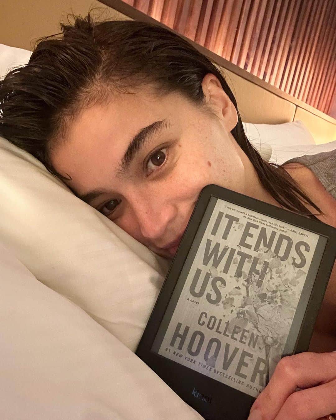 アン・カーティスのインスタグラム：「Time for bed and probably finishing this book. I literally read half of it on the flight coming here 🤪 Grabe sya. And it’s my first time reading on a kindle too. Feels weird but ever since I started carrying a mum bag, a book just adds that extra weight I don’t need when traveling 😂  I did promise myself though, that if I love the book and know I will re-read, I will buy the hardcover and add it to my little library 📚 what should I read next?」