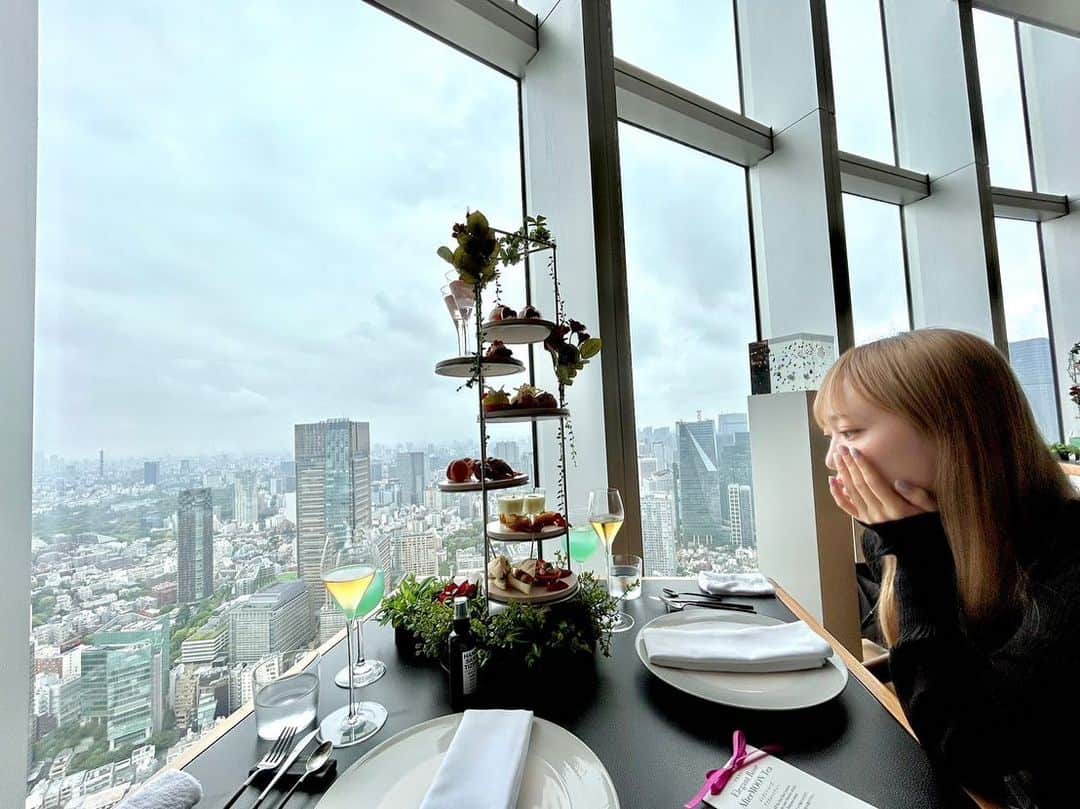 自見彩のインスタグラム：「. かわいくておしゃれなぬん茶、、💗 じっと見てるのまぬけ顔すぎるから残しておこう、🫠  黙ってる時間も心地よくて嬉しかった~」