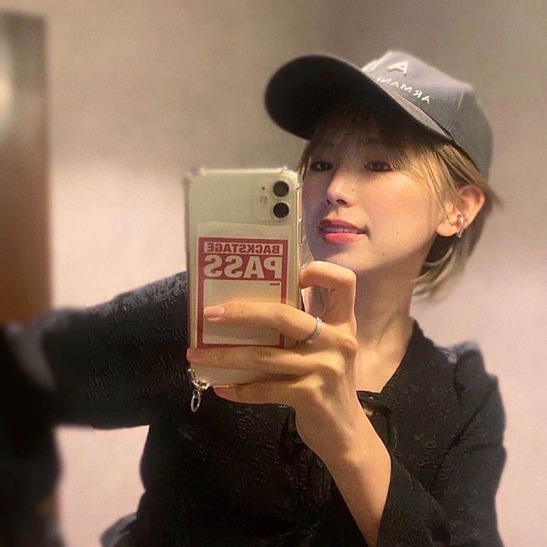 原あやののインスタグラム：「弟の帽子（ᵔ֊ᵔ）  きょうもありがと！おやす〜  #キャップ#帽子#帽子コーデ#ショートヘア#ハイトーン#金髪ショート#イヤーカフ#これ以外にもお気に入りと出会いたい#赤坂#赤坂シーシャ#シーシャ」