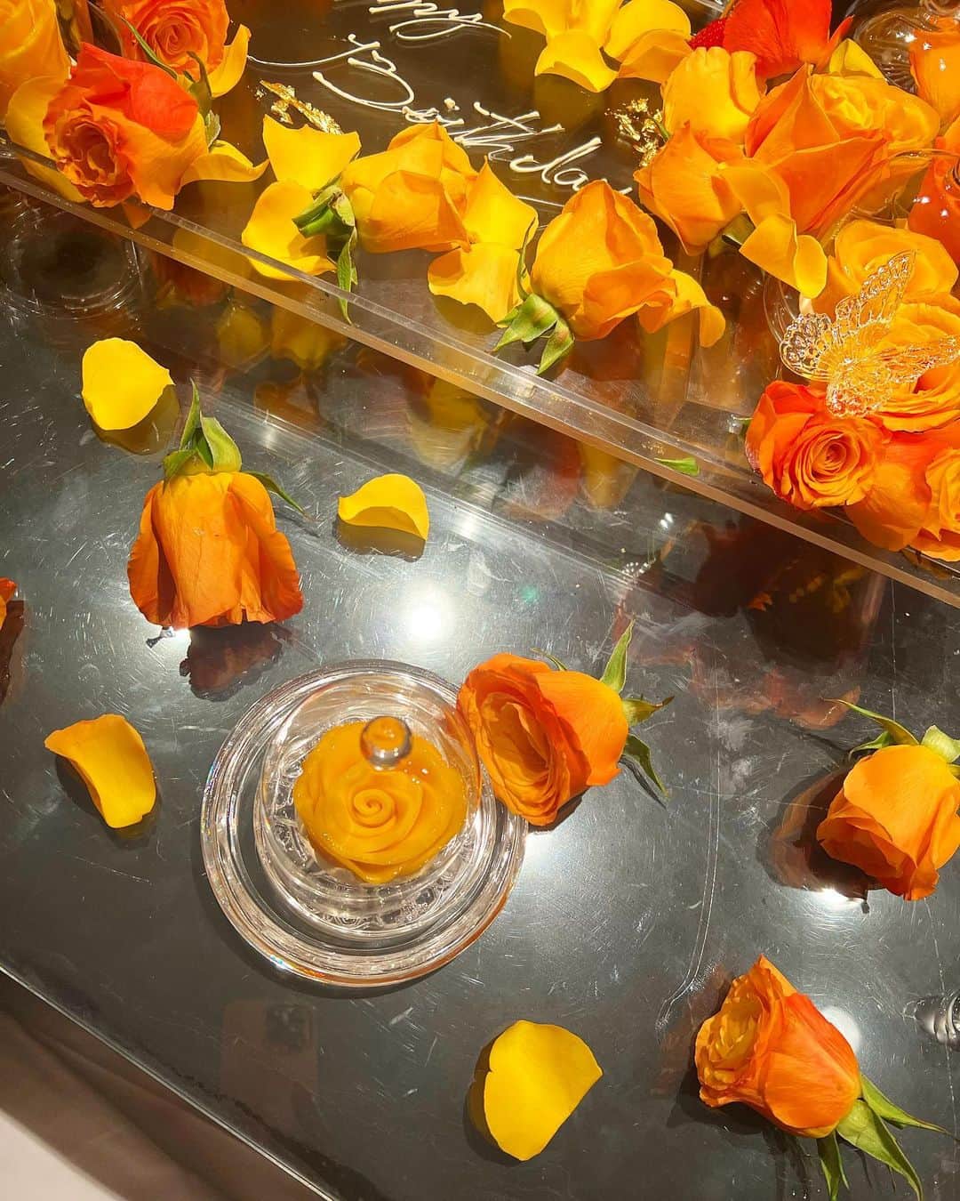 マギーさんのインスタグラム写真 - (マギーInstagram)「素敵なお祝いをしてもらいました🥂🌼✨ たくさん笑ってたくさん食べた☺️👍  #昔に自分がデザインしたドレスを着ていきました」5月15日 23時22分 - maggymoon