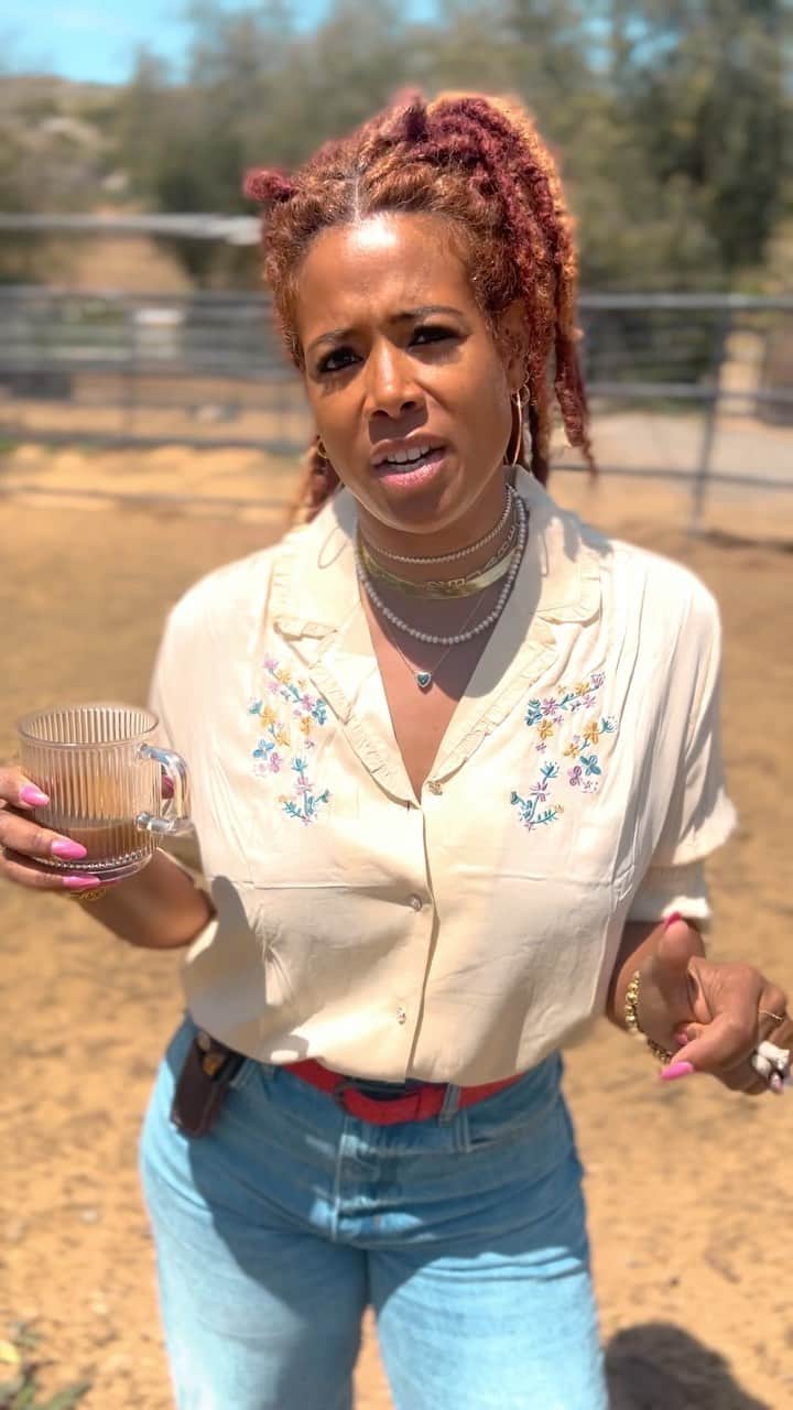 ケリスのインスタグラム：「Rise and shine ! Monday morning farm update !!!!!」