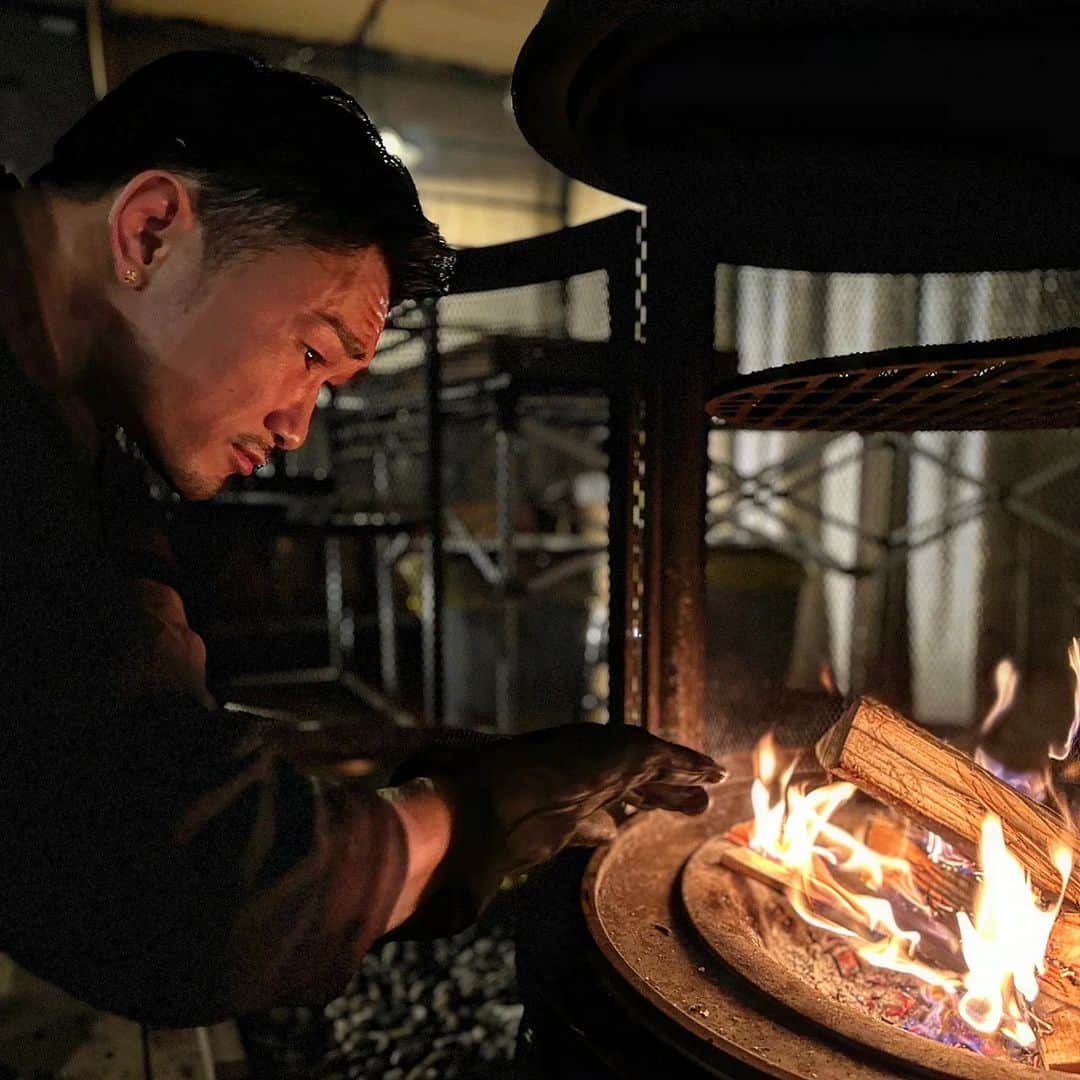 梅野源治のインスタグラム：「湯河原で初グランピング✨🥩🔥 食事も美味いしサウナもあったし、部屋の中のロフトもたまらなかったな〜♪  妻梅もクソ喜んでた🫡 #グランピング #湯河原  また明日から頑張りますか🤜」