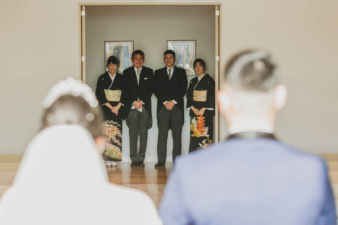 The 33 Sense of Weddingさんのインスタグラム写真 - (The 33 Sense of WeddingInstagram)「*** ペアレントタイム🌼  新郎新婦さまの晴れ姿を 親御さまに一番初めにご覧いただけるお時間。  The33では親御さまとのお時間を大切にしていただくための ペアレントタイムがございます✨  ご家族での素敵なひとときを お過ごしいただけます🩵  — 地上160mの天空ウェディング🕊  ブライダルフェアのご予約は 【@the_33_sense_of_wedding 】の プロフィール【URL】より✔️  —  #the33senseofwedding #ザサーティースリー #梅田結婚式場 #大阪結婚式 #結婚式梅田  #結婚式場大阪#プレ花嫁 #式場見学 #結婚式場探し#結婚式準備#プレ花嫁 #式場見学 #結婚式場探し#結婚式準備#ウェディング#wedding」5月15日 23時37分 - the_33_sense_of_wedding