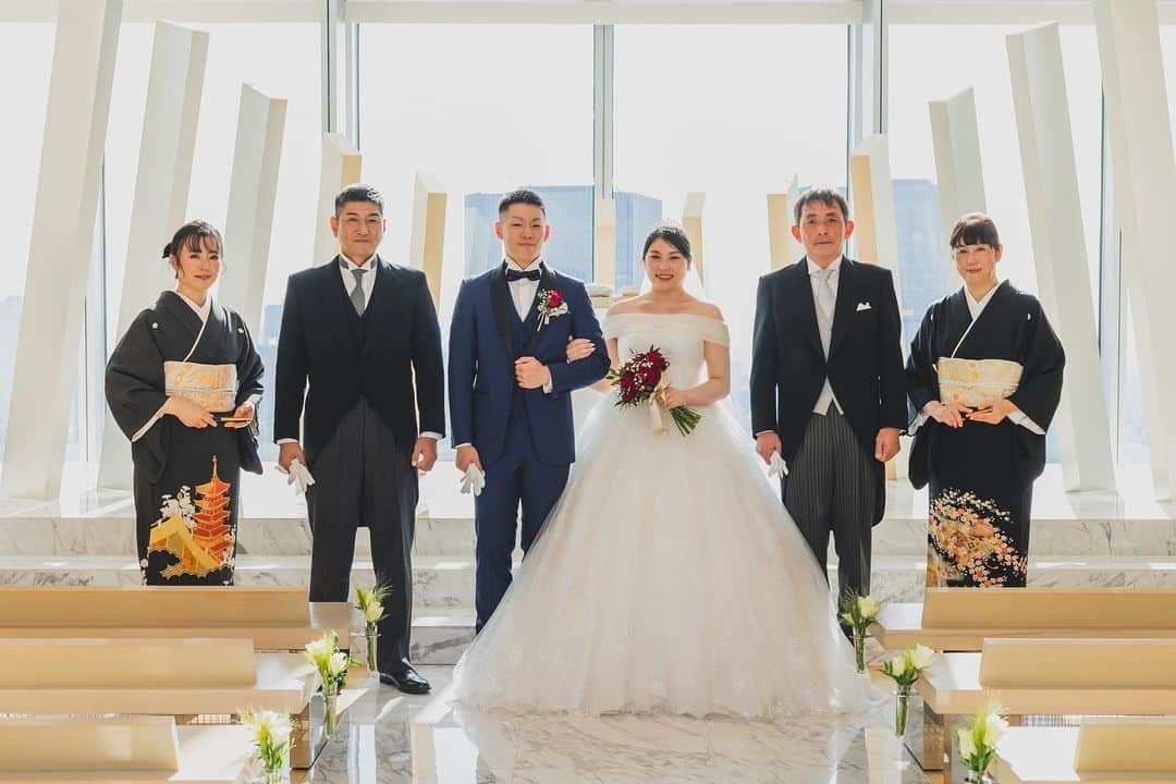 The 33 Sense of Weddingさんのインスタグラム写真 - (The 33 Sense of WeddingInstagram)「*** ペアレントタイム🌼  新郎新婦さまの晴れ姿を 親御さまに一番初めにご覧いただけるお時間。  The33では親御さまとのお時間を大切にしていただくための ペアレントタイムがございます✨  ご家族での素敵なひとときを お過ごしいただけます🩵  — 地上160mの天空ウェディング🕊  ブライダルフェアのご予約は 【@the_33_sense_of_wedding 】の プロフィール【URL】より✔️  —  #the33senseofwedding #ザサーティースリー #梅田結婚式場 #大阪結婚式 #結婚式梅田  #結婚式場大阪#プレ花嫁 #式場見学 #結婚式場探し#結婚式準備#プレ花嫁 #式場見学 #結婚式場探し#結婚式準備#ウェディング#wedding」5月15日 23時37分 - the_33_sense_of_wedding