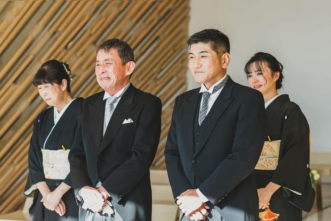 The 33 Sense of Weddingさんのインスタグラム写真 - (The 33 Sense of WeddingInstagram)「*** ペアレントタイム🌼  新郎新婦さまの晴れ姿を 親御さまに一番初めにご覧いただけるお時間。  The33では親御さまとのお時間を大切にしていただくための ペアレントタイムがございます✨  ご家族での素敵なひとときを お過ごしいただけます🩵  — 地上160mの天空ウェディング🕊  ブライダルフェアのご予約は 【@the_33_sense_of_wedding 】の プロフィール【URL】より✔️  —  #the33senseofwedding #ザサーティースリー #梅田結婚式場 #大阪結婚式 #結婚式梅田  #結婚式場大阪#プレ花嫁 #式場見学 #結婚式場探し#結婚式準備#プレ花嫁 #式場見学 #結婚式場探し#結婚式準備#ウェディング#wedding」5月15日 23時37分 - the_33_sense_of_wedding