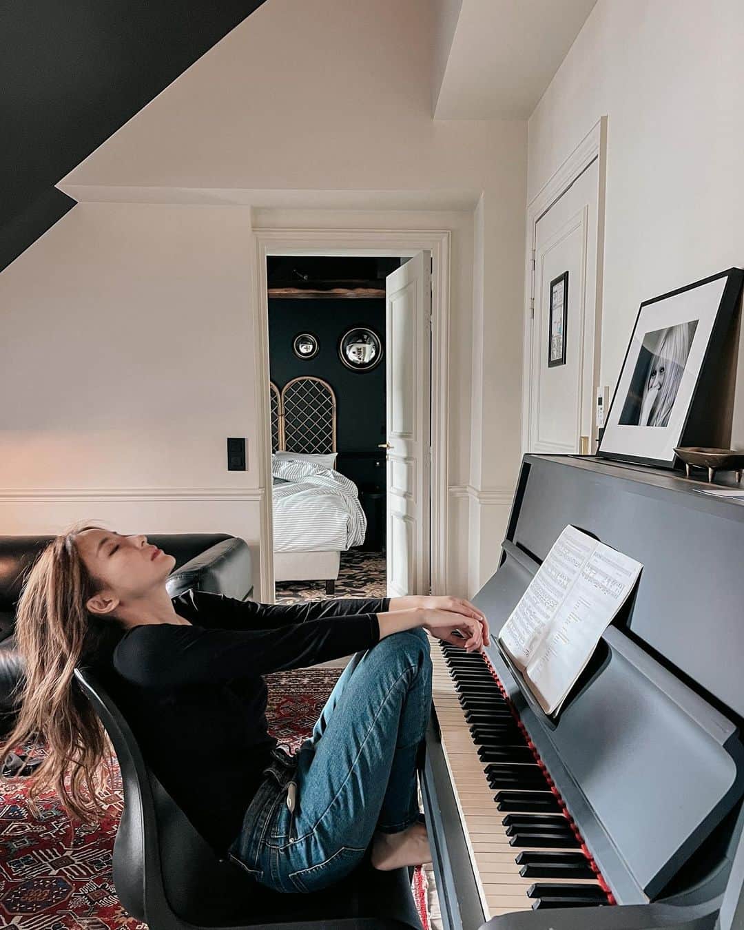 Giann Chanのインスタグラム：「I felt like a true artist during my stay at @chouchouhotel 🖤 #Paris #France #parishotel」