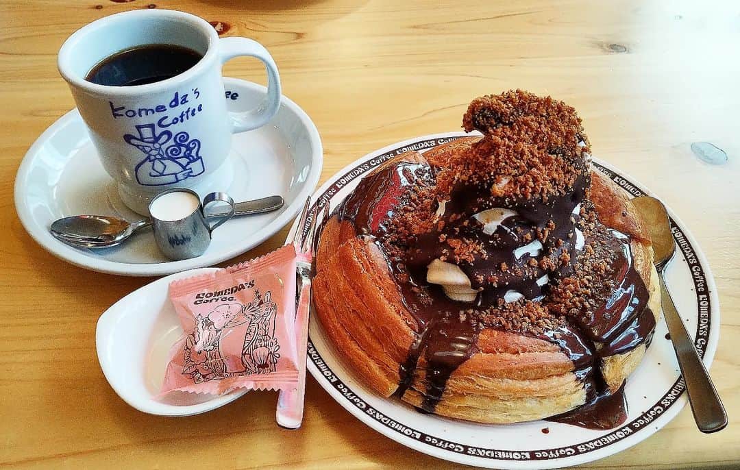 柴子さんのインスタグラム写真 - (柴子Instagram)「(ΦωΦ)ﾌﾌﾌ… シロノワール　ブラックモンブラン！ やっと食べに行けれた！  ザクザク感と良い、チョコの甘さといい、 アイスのモンブランをしっかりと再現してました！！ これはもう一度食べに行こうかな〜(о´∀`о)ノ　  #散財デ部 　 #アマイモノスキー #コメダ珈琲 #シロノワール #期間限定に弱い」5月15日 23時39分 - senogawadogs