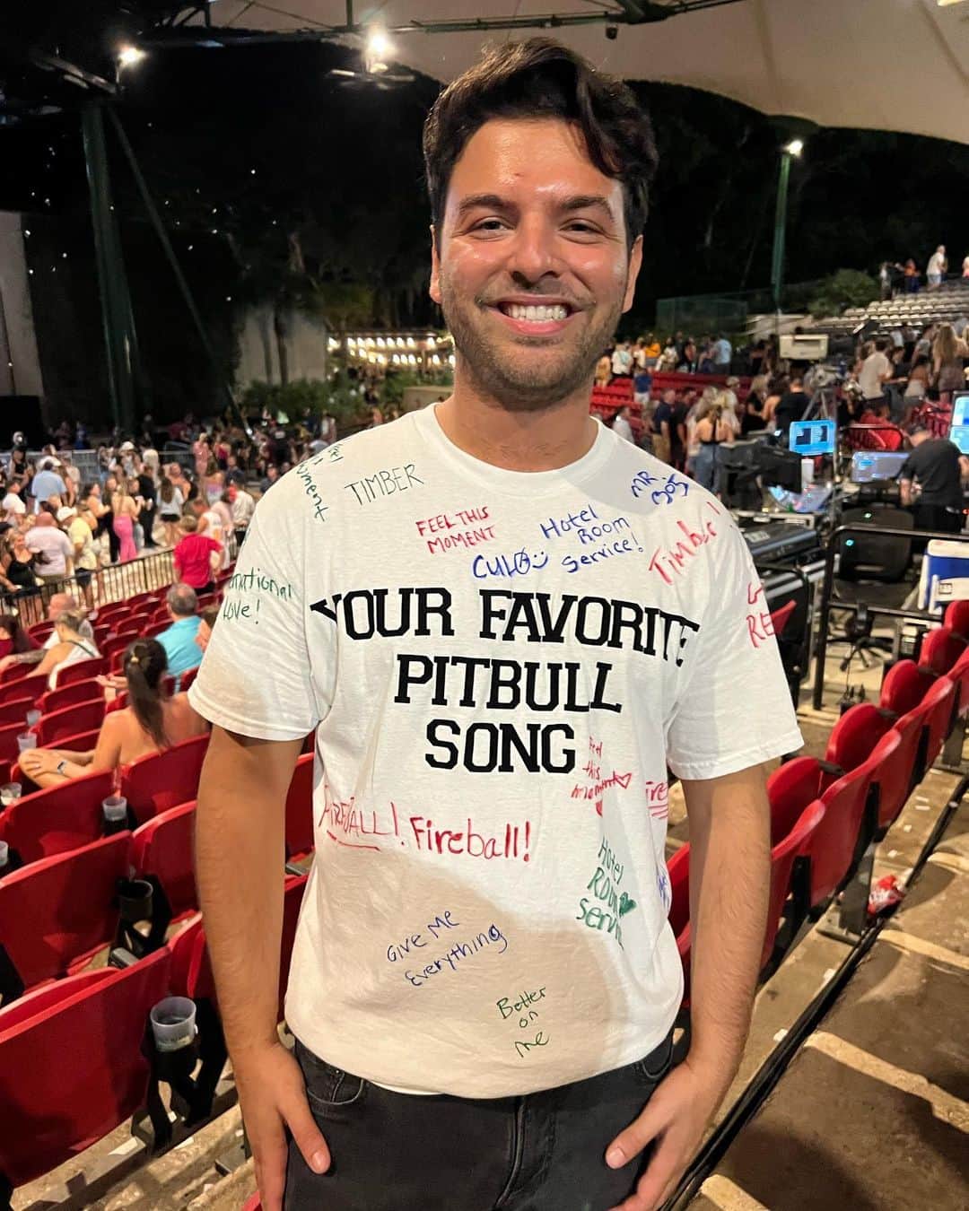 ピットブルのインスタグラム：「What’s your favorite song? 👇 daleeee」