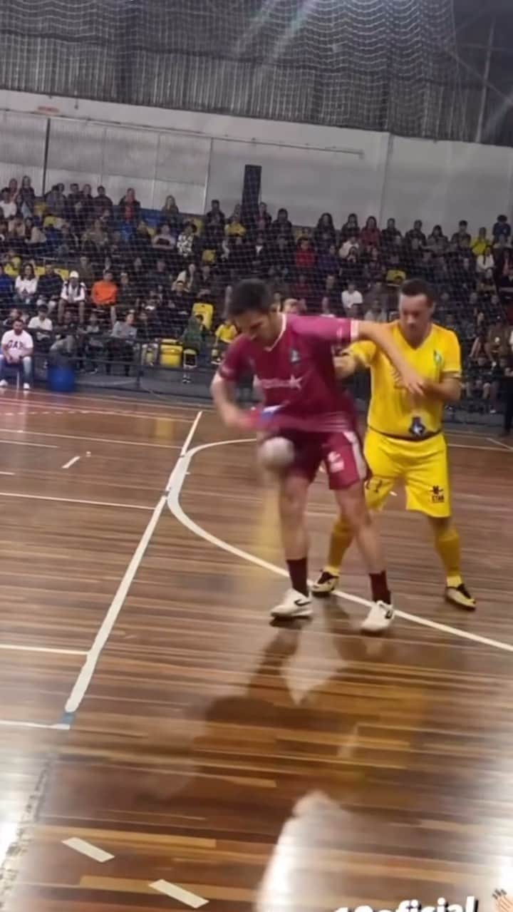 アレッサンドロ・ローザ・ヴィエイラのインスタグラム：「🎵 Caiu no meu papin…🎵 🤷🏻‍♂️👉🏼⚽️   Obrigado São José dos Pinhais, foi maravilhoso! ✅  Evento @andersonfutsal3」