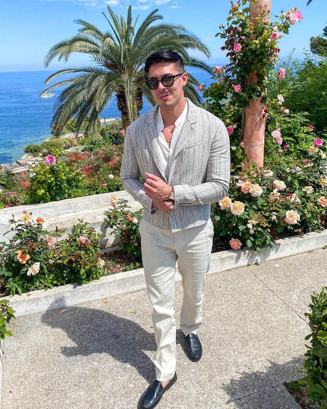 ルイス・タンのインスタグラム：「Très enchanteur.  Outfit @johnvarvatos  Photo @funkvantan   #lewistan #cannes #cannesfilmfestival」