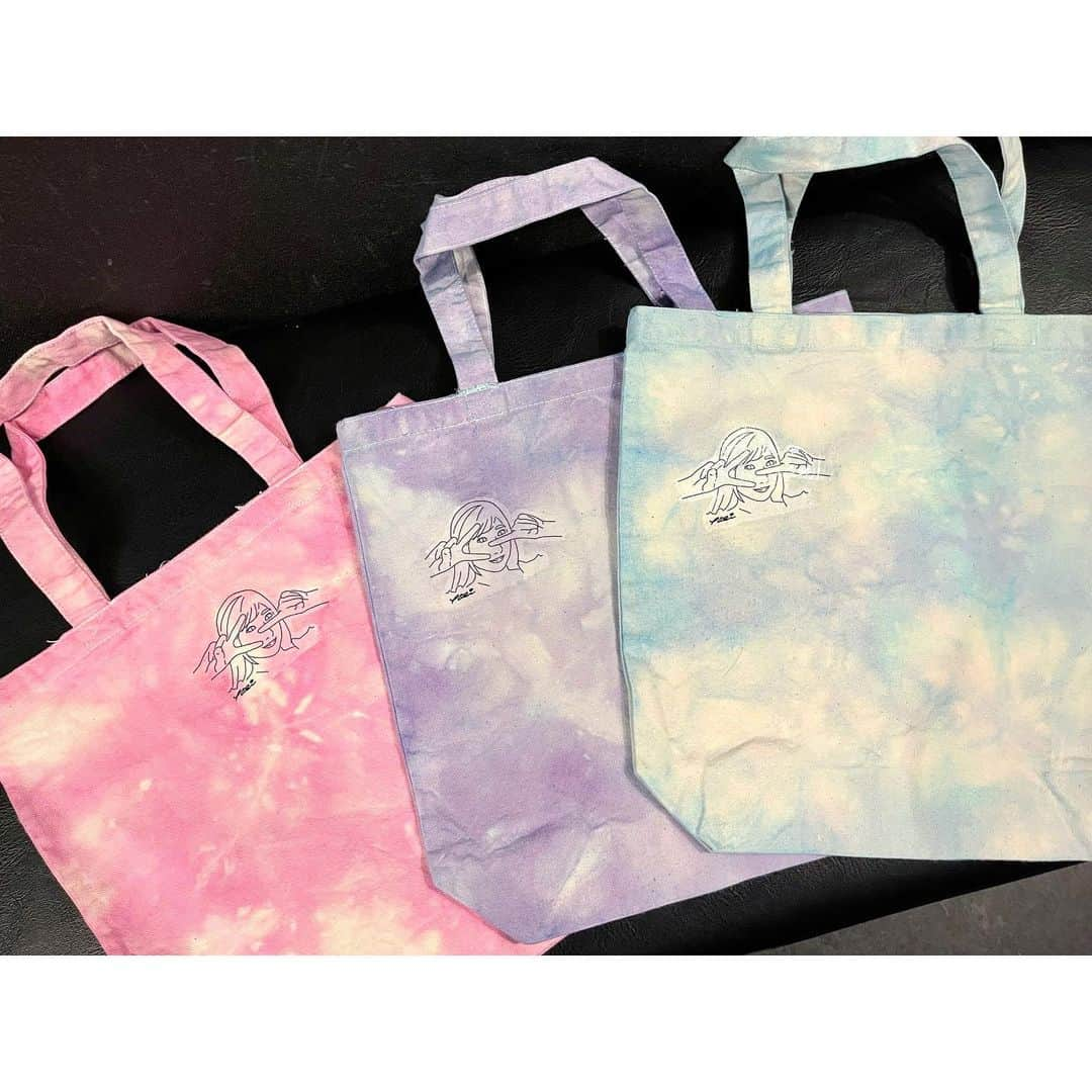 二見夕貴さんのインスタグラム写真 - (二見夕貴Instagram)「.  original tote bag🛍  イベントに向け久々に作った新作トートは 染色からこだわっちゃいました✨ 好みの色味を作れたし、好みの色合いに染められて ひとつひとつ違った良い味を出せました👼🏻  名前も思い浮かんじゃって安易に名付けた。笑  💙空まにあ 💜ギャラクシー 💗いちごミルク  💙🦄💗ユニコーン  そんなイメージがぱっと連想される 色合いになったなと思った☺︎  イラストのポーズは配信での告知で 散々繰り返してたポーズです☺️ 告知の説明でふとやったジェスチャー だったんだけどなんだか気に入ってしまい グッズにしちゃいました👼🏻笑  A4よりちょいワイド。 げっとしてくれたみんなありがとう🫶🏻  #originaltotebag #tiedyebag #tiedye #illustration #design #オリジナルトートバッグ #タイダイバッグ #タイダイ染め #イラスト #デザイン #ものづくりが好き」5月15日 23時50分 - yyyuki___