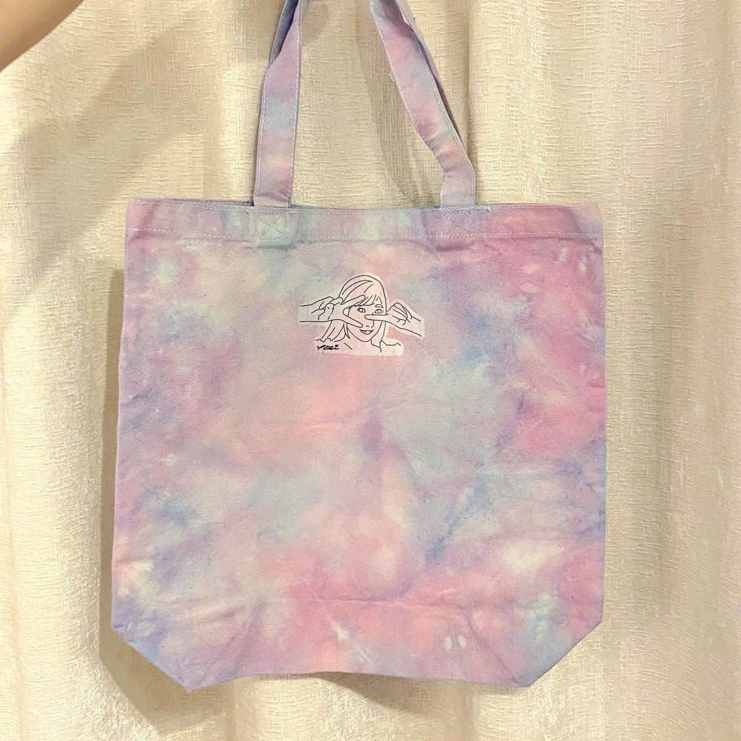 二見夕貴さんのインスタグラム写真 - (二見夕貴Instagram)「.  original tote bag🛍  イベントに向け久々に作った新作トートは 染色からこだわっちゃいました✨ 好みの色味を作れたし、好みの色合いに染められて ひとつひとつ違った良い味を出せました👼🏻  名前も思い浮かんじゃって安易に名付けた。笑  💙空まにあ 💜ギャラクシー 💗いちごミルク  💙🦄💗ユニコーン  そんなイメージがぱっと連想される 色合いになったなと思った☺︎  イラストのポーズは配信での告知で 散々繰り返してたポーズです☺️ 告知の説明でふとやったジェスチャー だったんだけどなんだか気に入ってしまい グッズにしちゃいました👼🏻笑  A4よりちょいワイド。 げっとしてくれたみんなありがとう🫶🏻  #originaltotebag #tiedyebag #tiedye #illustration #design #オリジナルトートバッグ #タイダイバッグ #タイダイ染め #イラスト #デザイン #ものづくりが好き」5月15日 23時50分 - yyyuki___