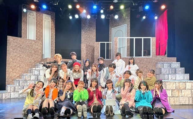 夏目綾のインスタグラム：「改めて…  🕰 舞台『時計塔のレイラ』💐 ご観劇くださった皆様、ありがとうございました！ 皆さんの応援のお陰で、全公演を走り切る事ができました。 いつも頑張る力をたくさんくれて、ありがとうございます💝 この作品が皆さんの心に残るものになっていたら、とても嬉しいです！  そして、今回の舞台について色々…！  この『時計塔のレイラ』、私が今まで出演させていただいた作品の中で1番ファンタジーな作品だったんじゃないかなと思うのですが、 個性豊かな住民たち、物語の中で生まれる謎、それを解く鍵である討論、そして所謂ゲームで言う所の"プレイヤー視点"の少女たち、そしてルート分岐やバトル要素！！ もう、初めて台本を読んだ時から「めっっっちゃ好き！！！！」ってなりました！！笑 私自身元々ゲームやアニメが好きなので、大まかなあらすじを知った時点からワクワクしていたのですが、 台本を読み稽古が始まりどんどんこの物語が好きになって、早くこの作品を皆さんにも見てほしい！って気持ちで毎日稽古していました😂  ただ、そうした気持ちが大きくなるのと同時に、 こんなに素敵な作品に主演として立たせていただける事に不安な気持ちもあって… 自分の力不足を痛感したり、人と自分を比べて勝手に落ち込む事もたくさんありました。 でも、観に来てくれる皆さんにはそんな事を感じさせたくない！自分にしかできない"イチカ"をやろう！！ って決めて、 周りの方々にもたくさん頼りながら、なんとか自分なりの"イチカ"としてこの作品を作り上げる一員になる事ができました。 力を貸してくれる周りの方々、そして一緒に公演を楽しみに待っていてくれる皆さんのお陰です！！  今回の作品で、改めて"舞台"の楽しさ、それを裏から支えてくれてる方の多さ、そして皆さんの応援のもつ力を実感しました。 まだまだ足りない所だらけな自分ですが、こうして大切な経験を得る度に"もっと頑張ろう！頑張れる！"って気持ちにさせてもらえる事、本当に幸せな事だと思います！  作中の、 「イチカはどうしたいの？どういう生き方をしたいの？」 って言葉がずっと残っていて、 きっとどんな選択をしたとしても誰にも正解不正解なんて言う権利なんてないけど、 少なくとも自分自身は「その時の自分はたくさん考えてその選択をしたんだ その時の葛藤に後悔はない」って 思えるように生きていきたいなって思います。  そして皆さんの応援に恥じないように！ これからも頑張っていきます💪  "この度は、ぱすてるからっとプロデュース、舞台『時計塔のレイラ』をご観劇いただきまして、誠にありがとうございました！！"  扉チーム イチカ役 夏目綾  #舞台 #時計塔のレイラ #ぱすてるからっと #cbgkシブゲキ #シブゲキ」